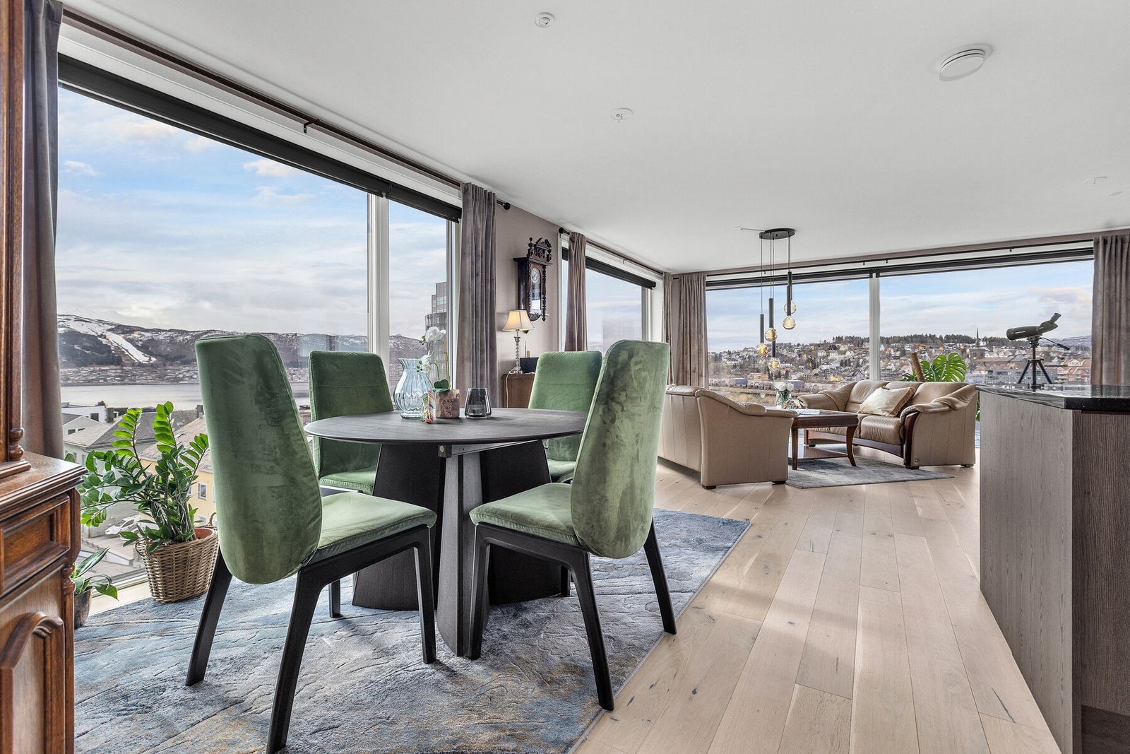 Den åpne planløsningen gir god plass til både spisebord og sofagruppe. Galleribilde