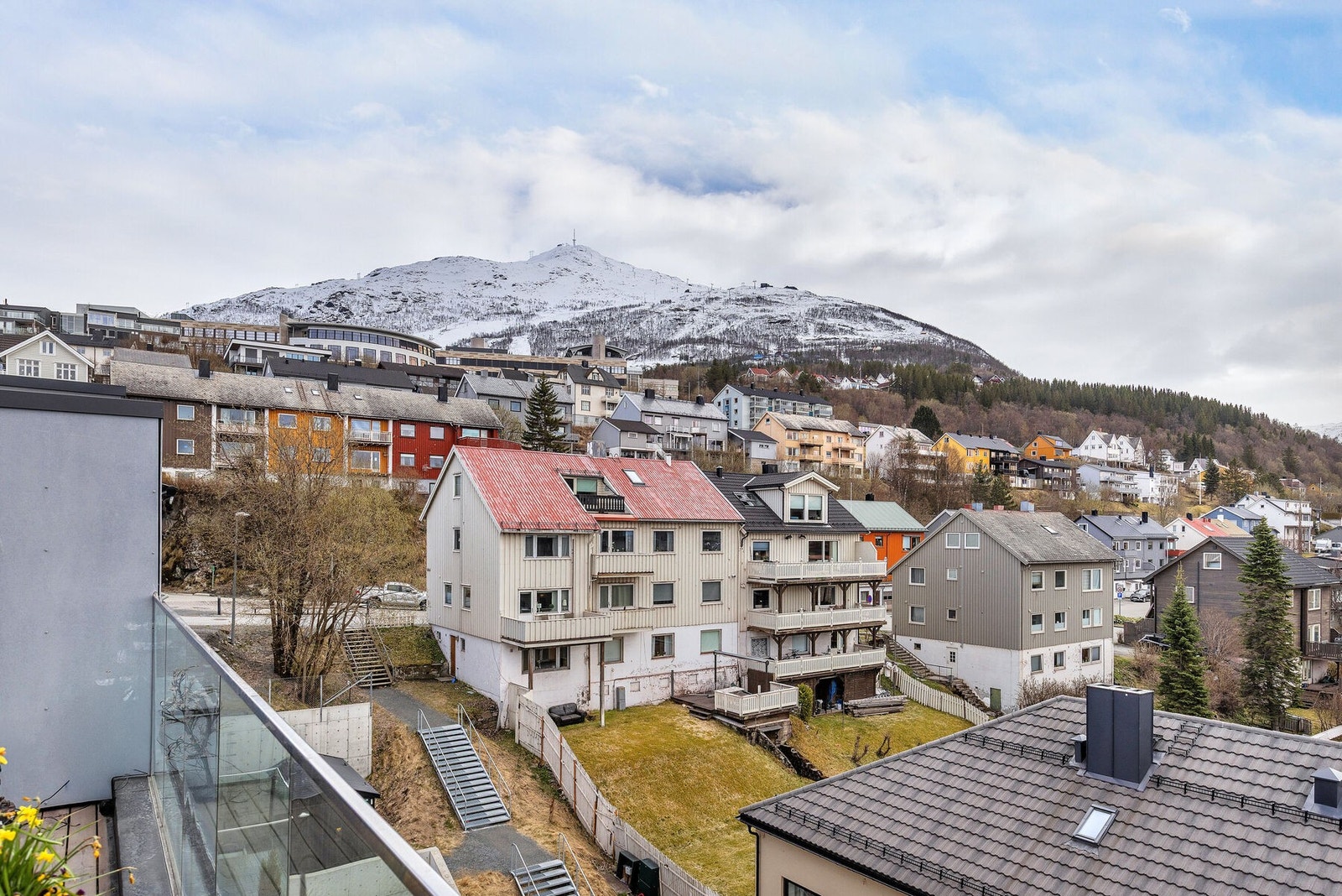 Utsikt over nærområdet og mot Tøttadalen. Galleribilde