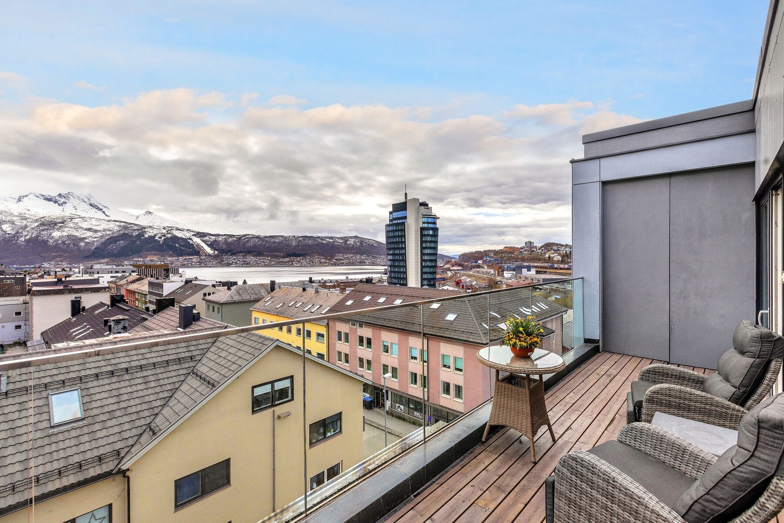 Fra den ene terrassen ser man rett mot Ankenes og Narvik havn Galleribilde