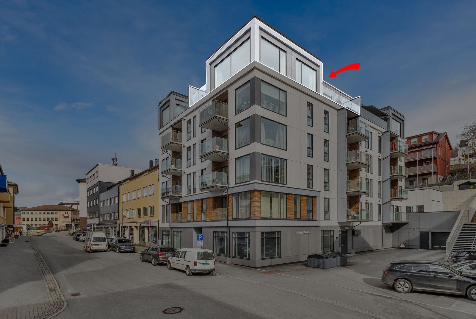 Leiligheten ligger på toppen av Mimergården, et moderne leilighetsbygg fra 2023. Galleribilde