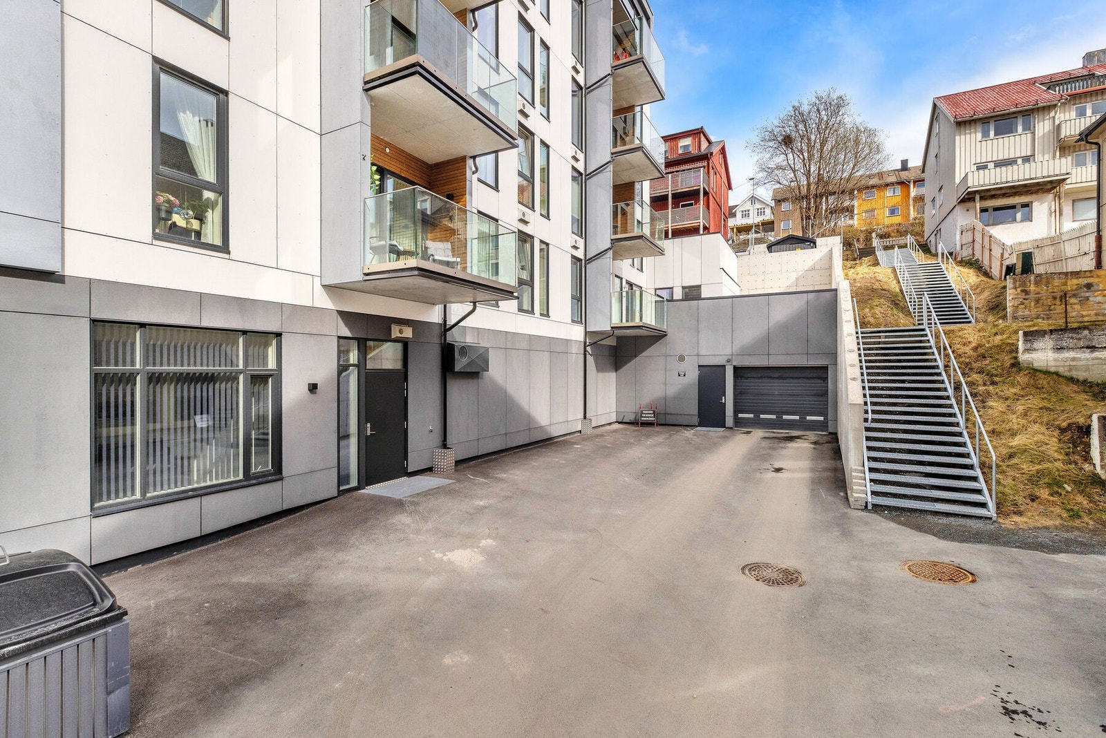 Adkomst til parkeringsanlegget på baksiden av bygget. Galleribilde