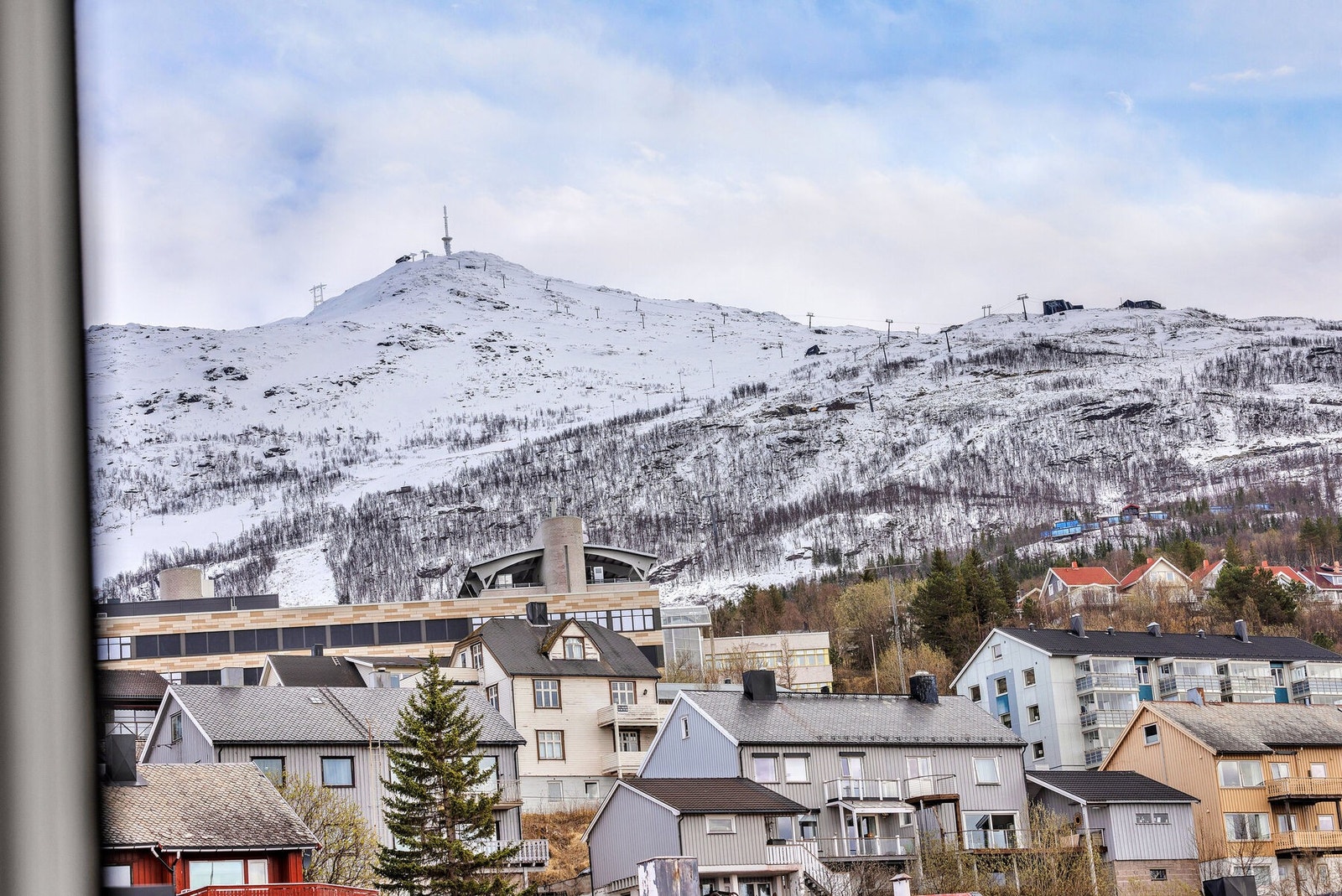 Fra terrassen kan man se rett opp mot Narvikfjellet skisenter. Galleribilde