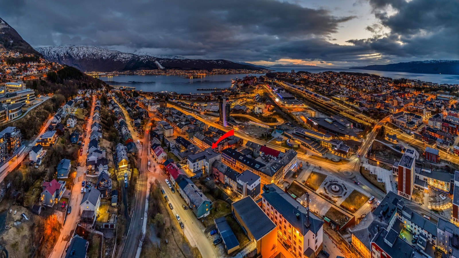 Panoramautsikt over Narvik, med fjorden og fjellene som bakteppe. Galleribilde