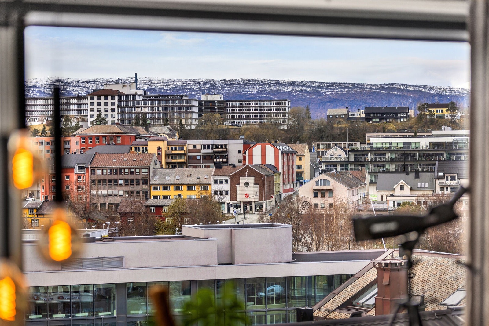 Utsikt mot byens bebyggelse og omkringliggende åser. Galleribilde