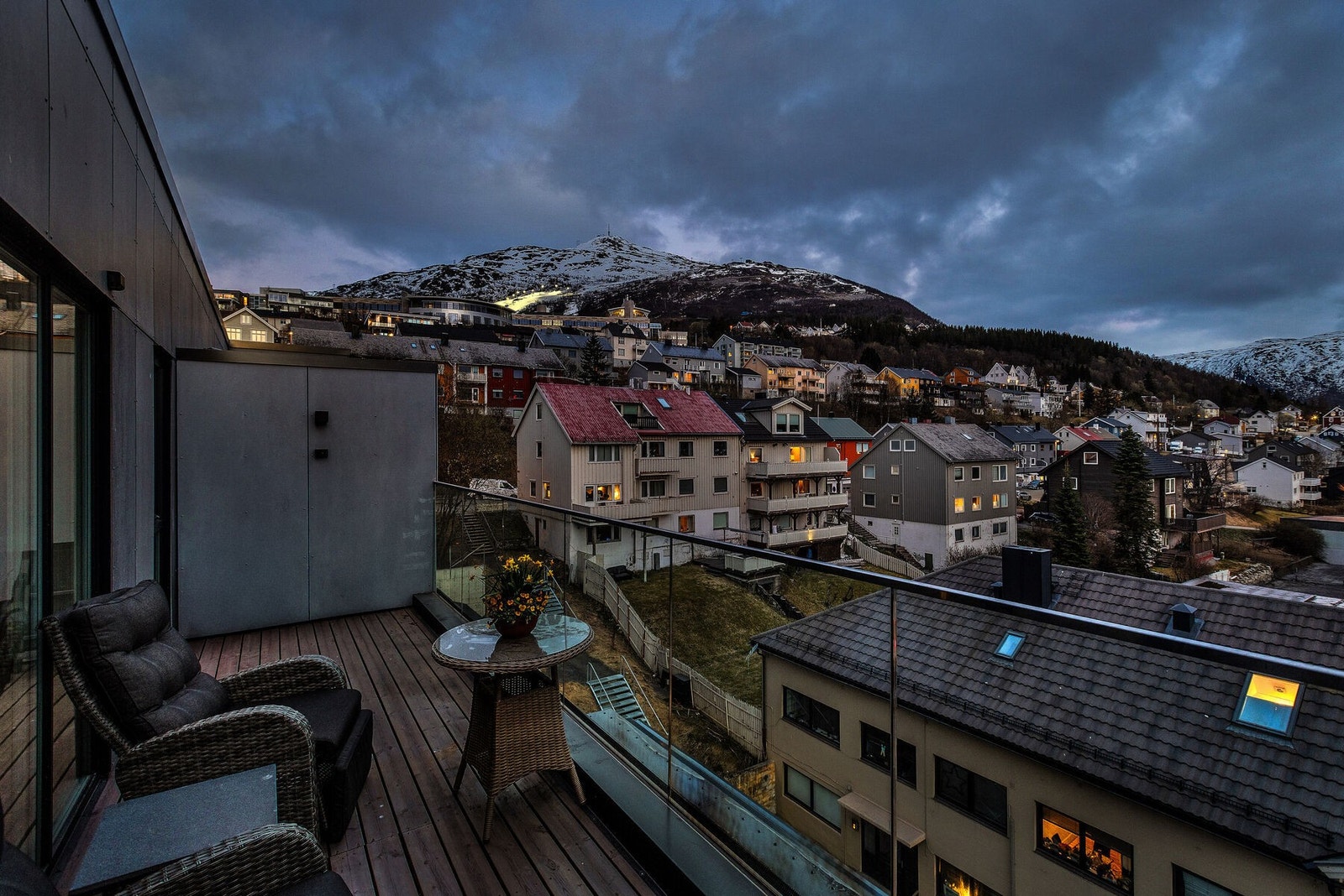 En av terrassene med utsikt mot Fagernesfjellet og byens lys. Galleribilde