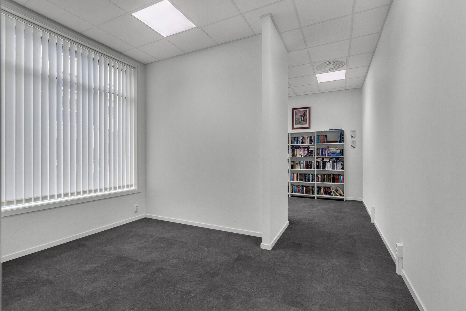 I byggets første etasje finnes det fellesarealer som bibliotek/næringslokale. Det er mulighet for å leie dette lokalet. Galleribilde