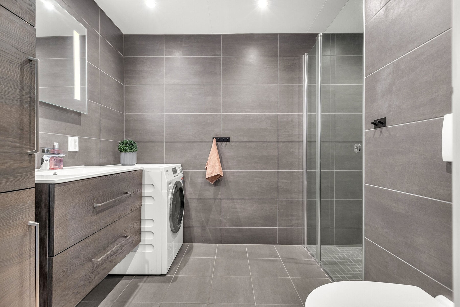 Det andre badet er praktisk plassert ved entreen og har opplegg for vaskemaskin. Galleribilde