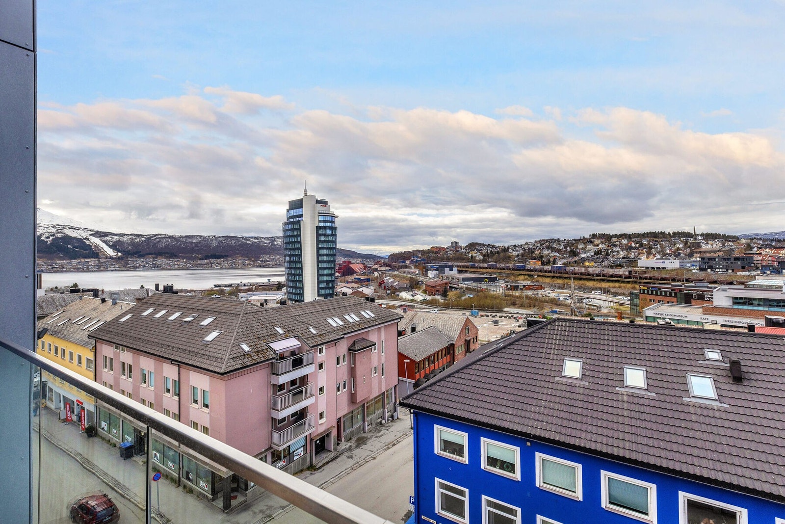 Utsikt over byens tak og havneområdet. Galleribilde