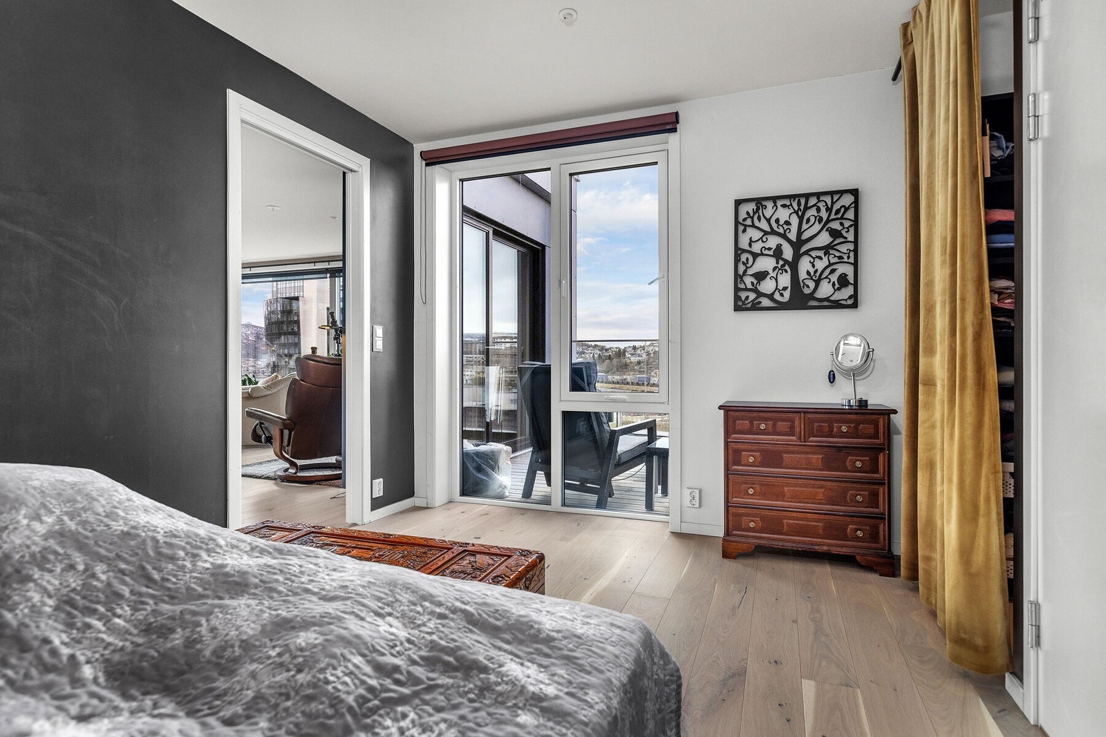 Fra hovedsoverommet er det direkte adkomst til eget bad, walk-in-garderobe og en av terrassene. Galleribilde