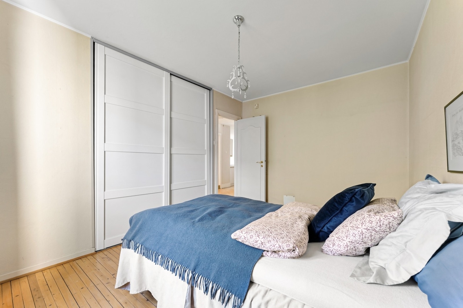 Svært gode oppbevaringsmuligheter i plasstilpasset skyvedørsgarderobe. Galleribilde
