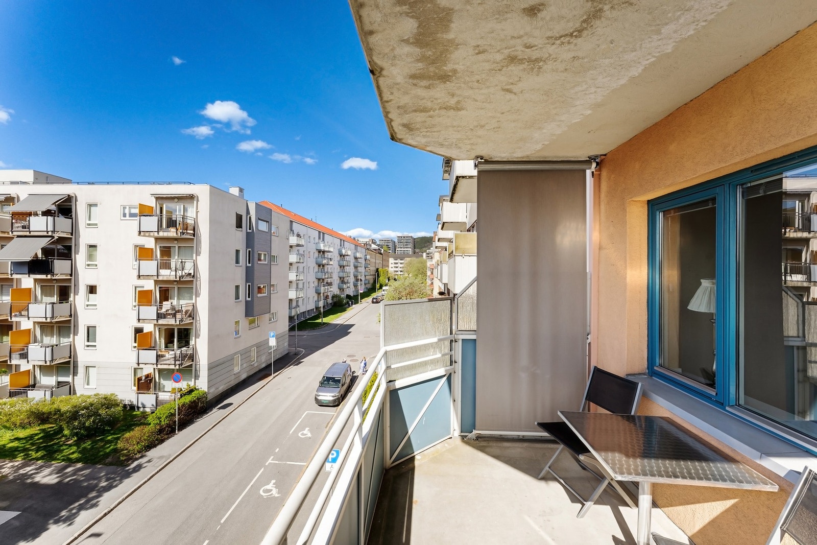 Balkongen er overbygget, noe som øker bruksverdien. Galleribilde