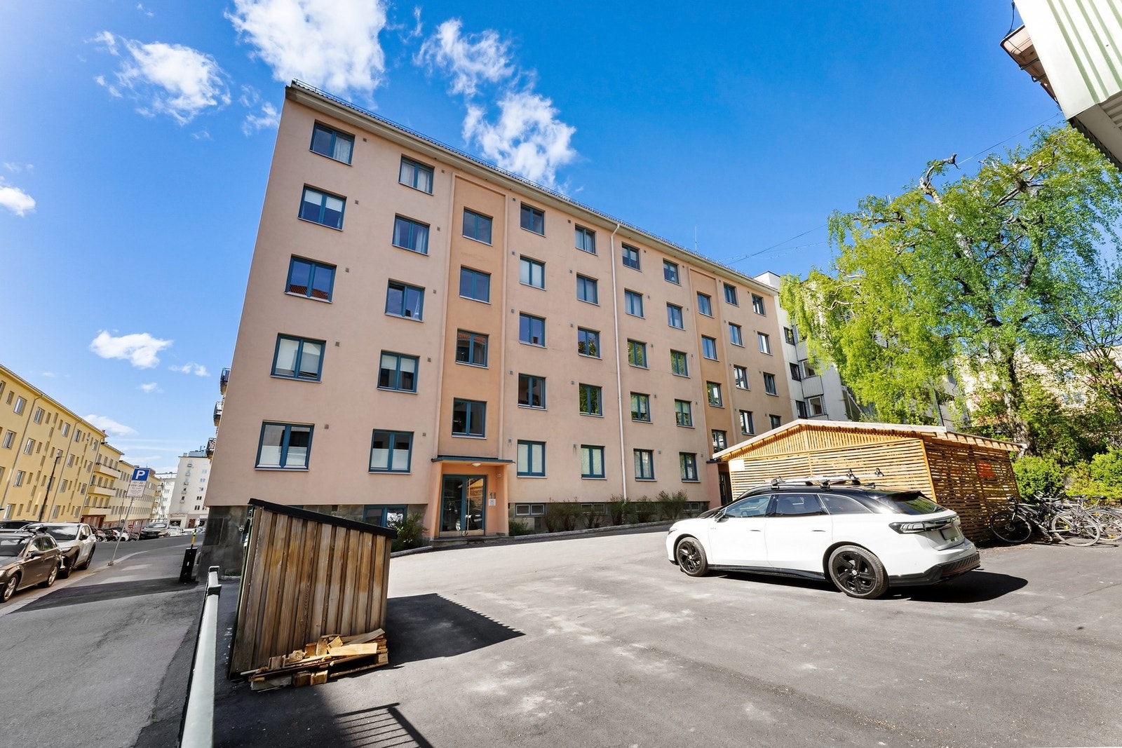 Aksjelaget har 4 plasser som fordeles årlig. Flere nærliggende garasjeanlegg med mulighet for kjøp og leie av parkeringsplass. Galleribilde