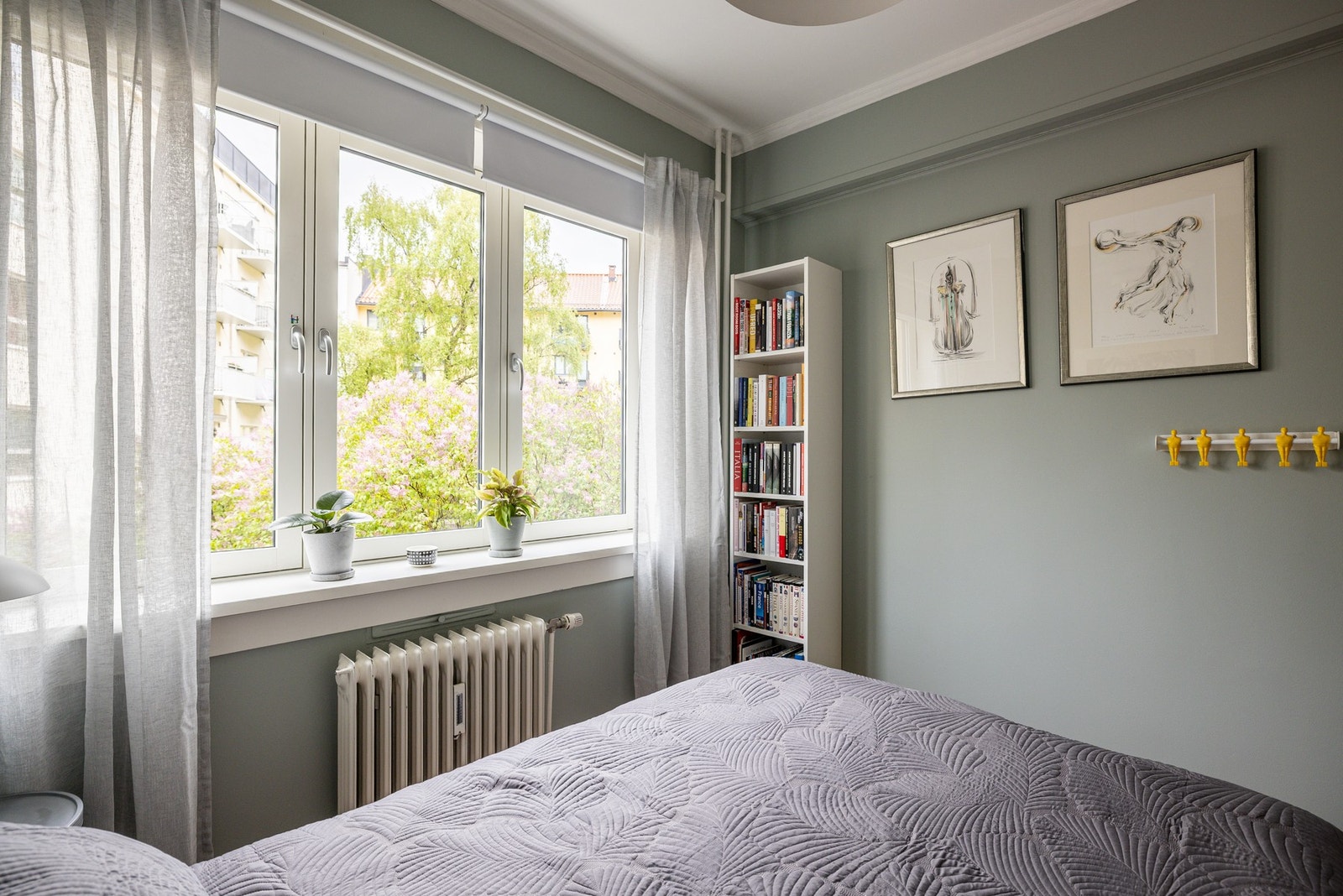 Overflatene er malt i en fin farge som gir rommet en harmonisk og stilfull karakter. Fargevalget er både moderne og beroligende, perfekt for et soverom. Galleribilde