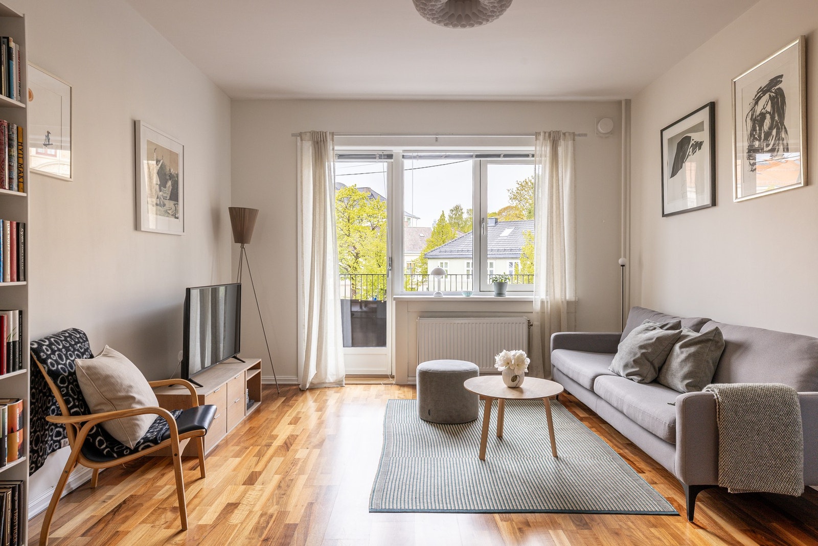 De store vindusflatene (vinduer og balkongdør fra 2018) slipper inn rikelig med naturlig lys. Galleribilde