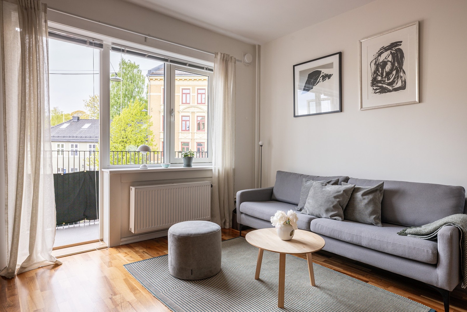 Leiligheten holdes god og lun på vinterstid med bergvarme til radiatorer (oppvarming, varmtvann og internett er inkludert i felleskostnadene). Galleribilde