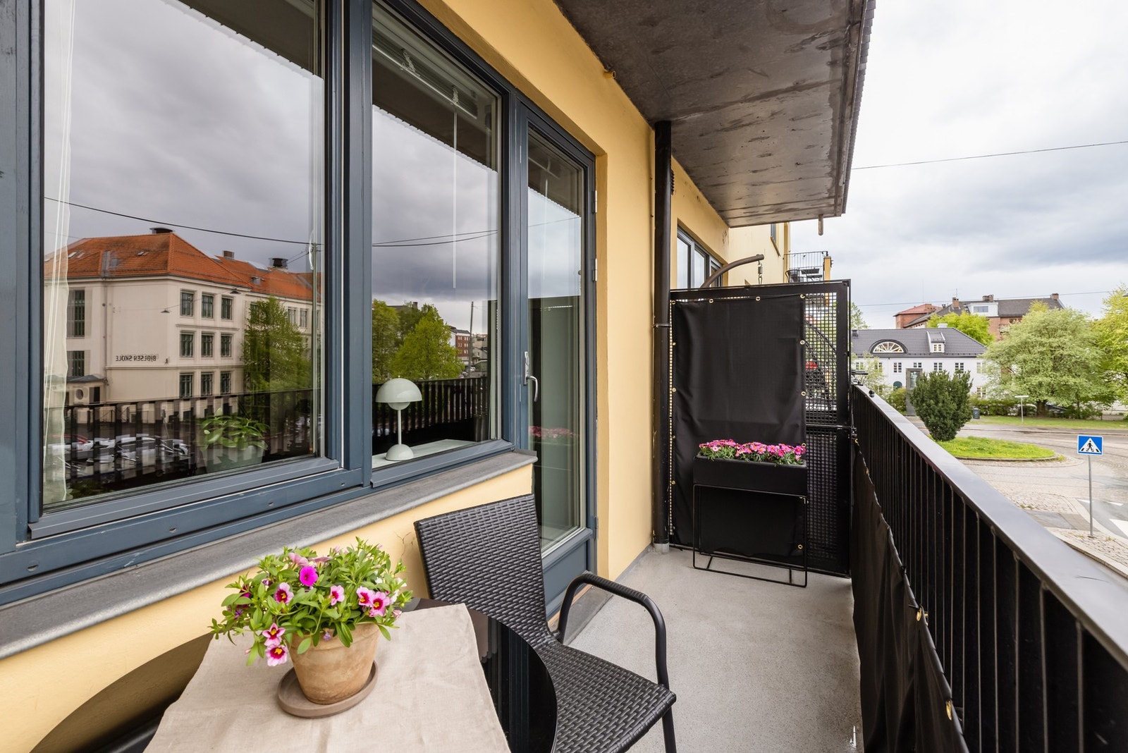 Fra stuen har du utgang til den fine og solrike balkongen. God plass til sittegruppe/benk og bord etter eget ønske og behov. Både elektrisk og gassgrill er tillatt. Galleribilde