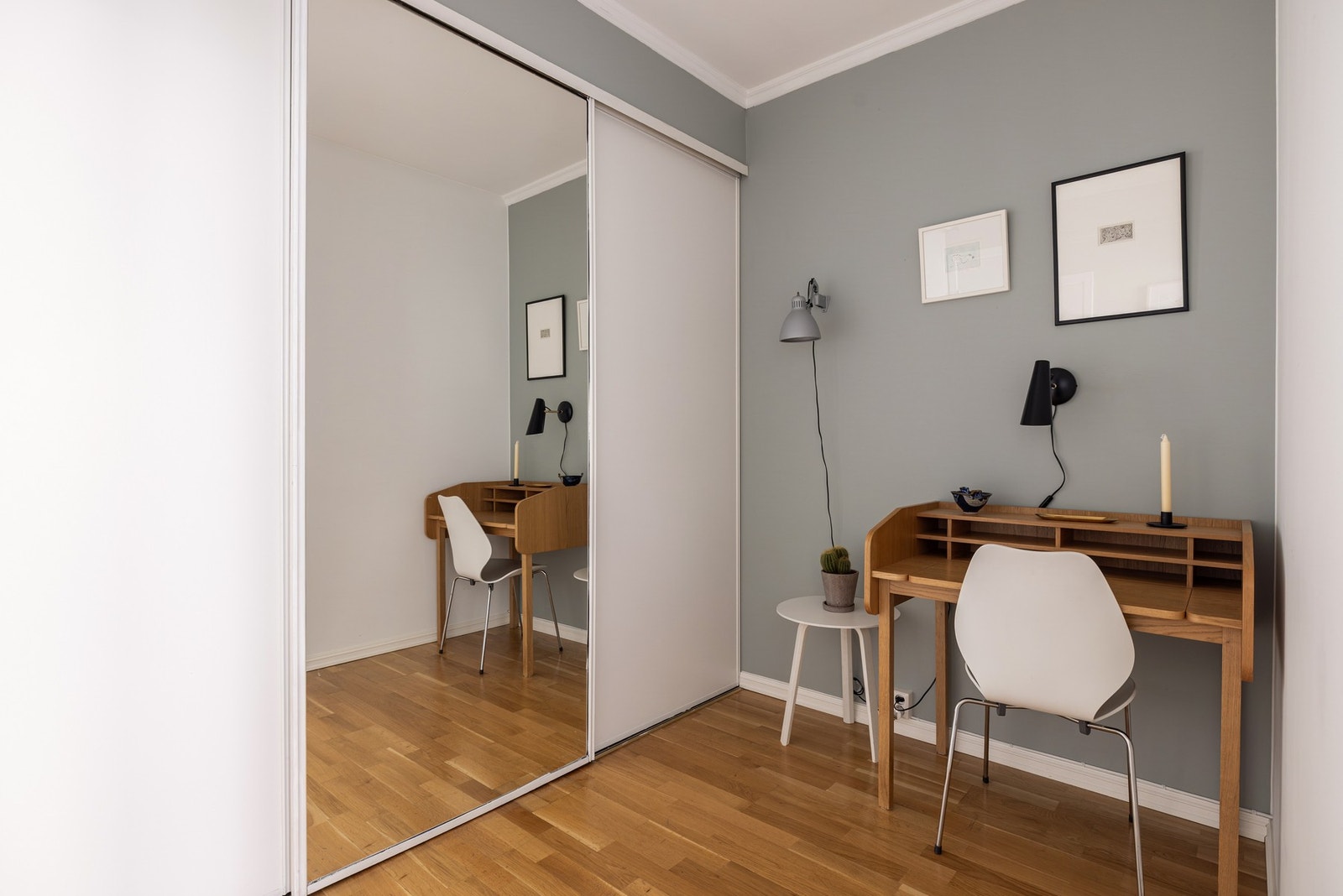 Den første delen er i dag innredet med romslige garderobeskap og en praktisk hjemmekontorløsning, mens soveplassen er trukket tilbake i den innerste delen av rommet. Galleribilde