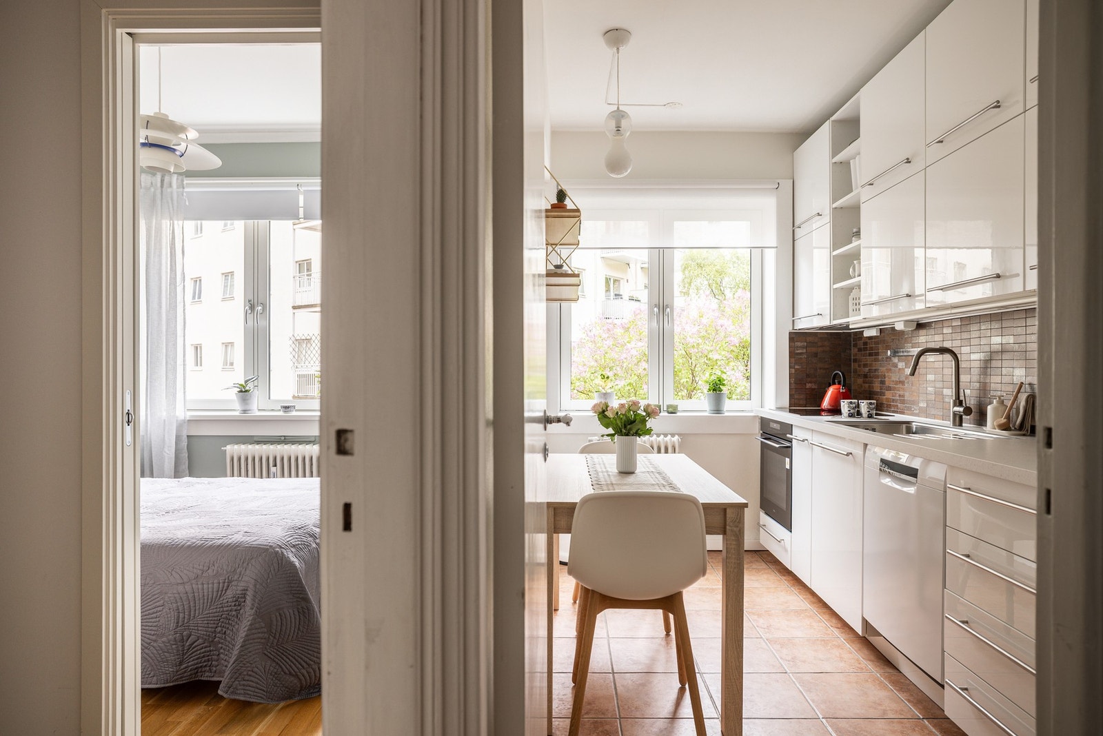 Veldig hyggelig spiseplass ved vindu. Et stort vindu slipper rikelig med naturlig lys inn og gir flott utsyn mot fredelige omgivelser. Galleribilde