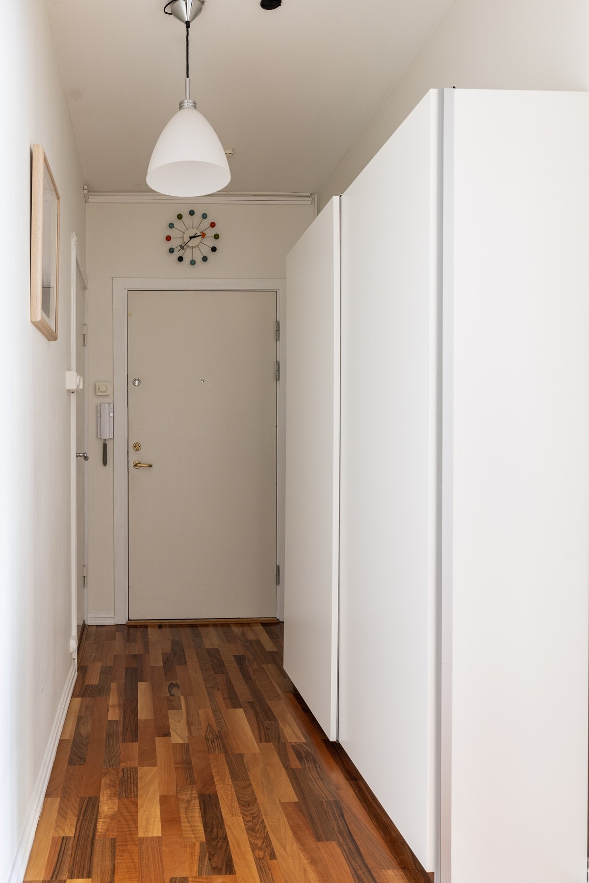 God oppbevaringsplass til sko og yttertøy i praktisk skyvedørsgarderobe (ny i 2025). Galleribilde