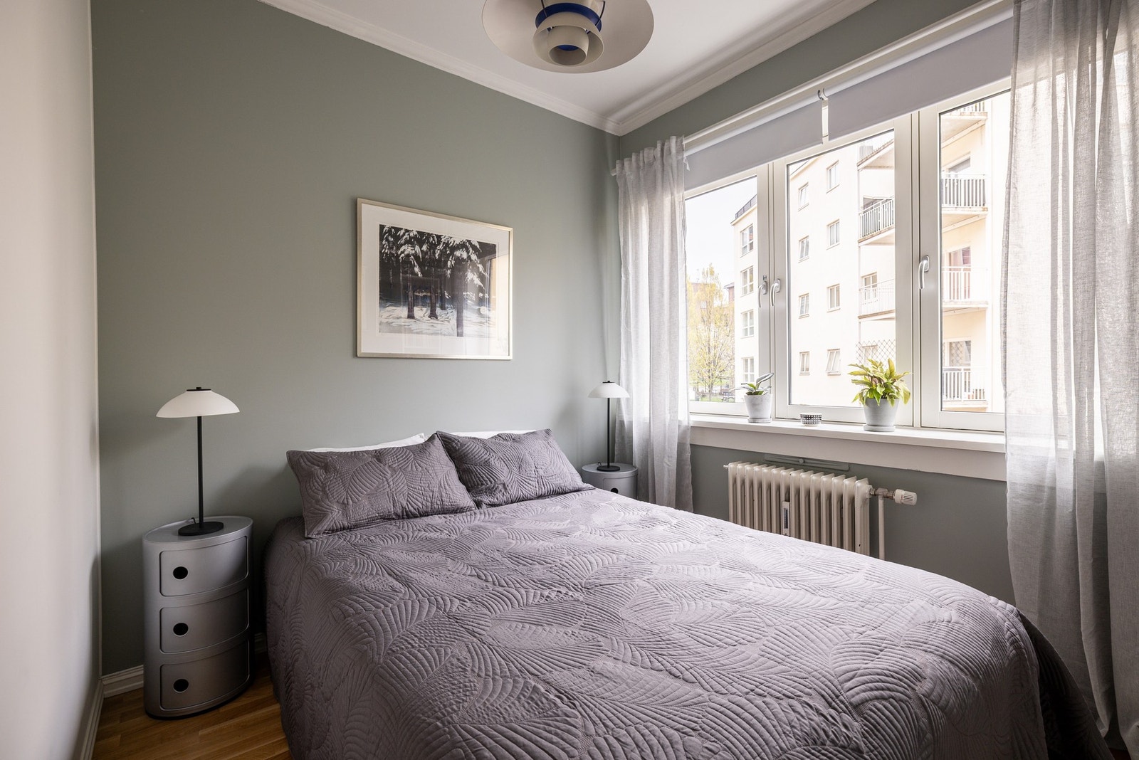 Vindu vender inn mot fredelig felles bakgård. Galleribilde