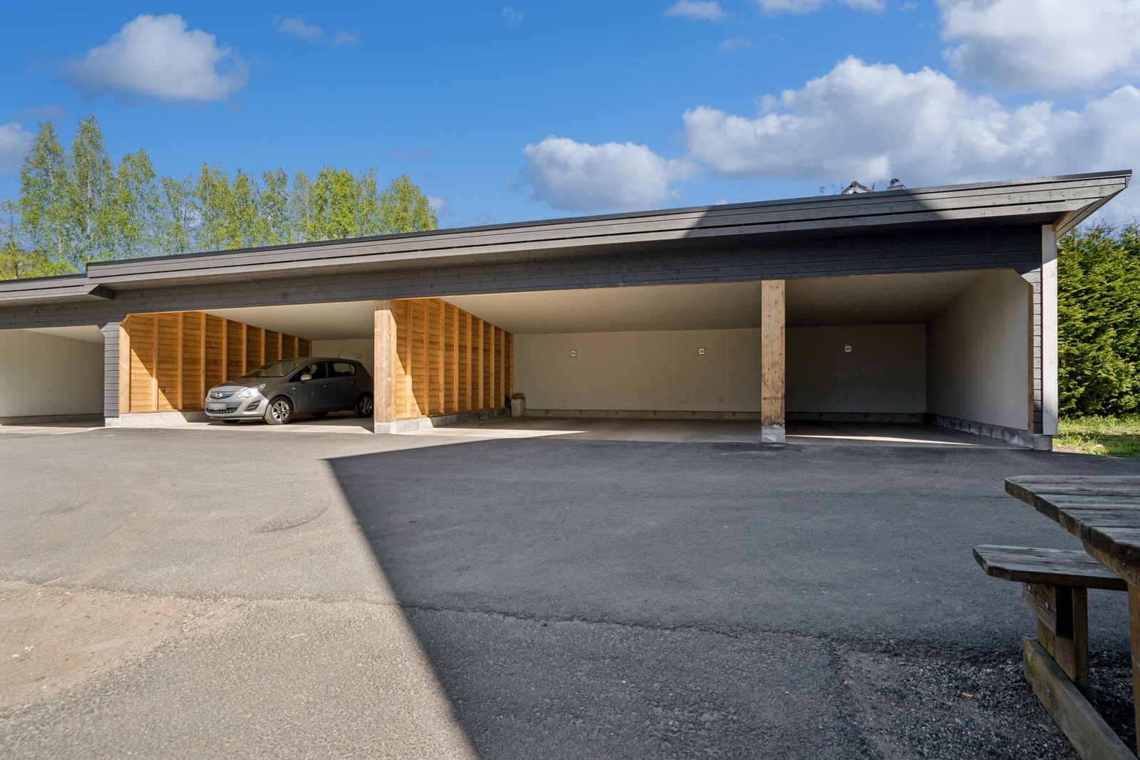 Parkering i felles carportanlegg. Parkeringsplass nr. 35 tilhører enheten. Galleribilde