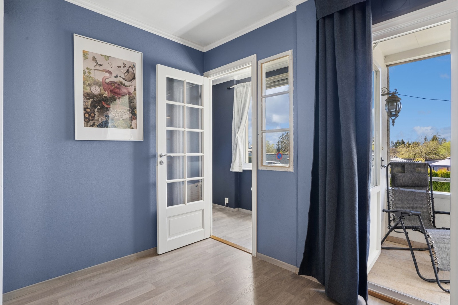 Stuen er åpen og har rom for flere møbleringsmuligheter. Det er også utgang til balkongen og det tredje soverommet. Galleribilde