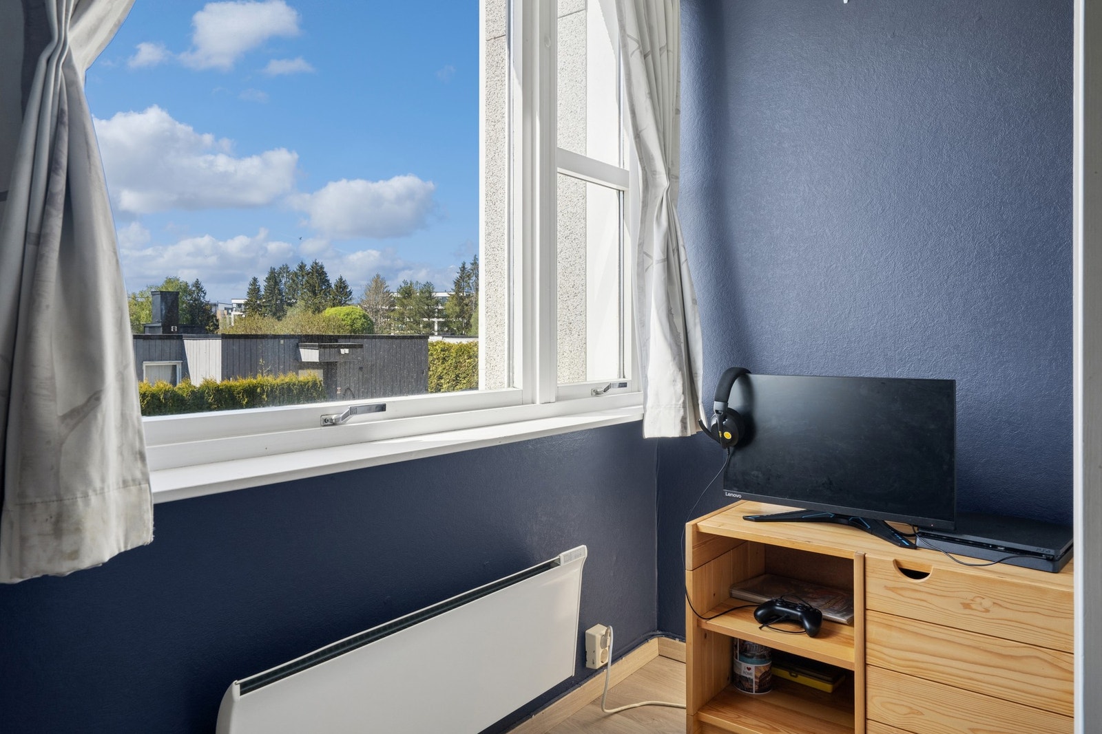 Soverommet har et stort vindu som slipper inn naturlig lys. Galleribilde