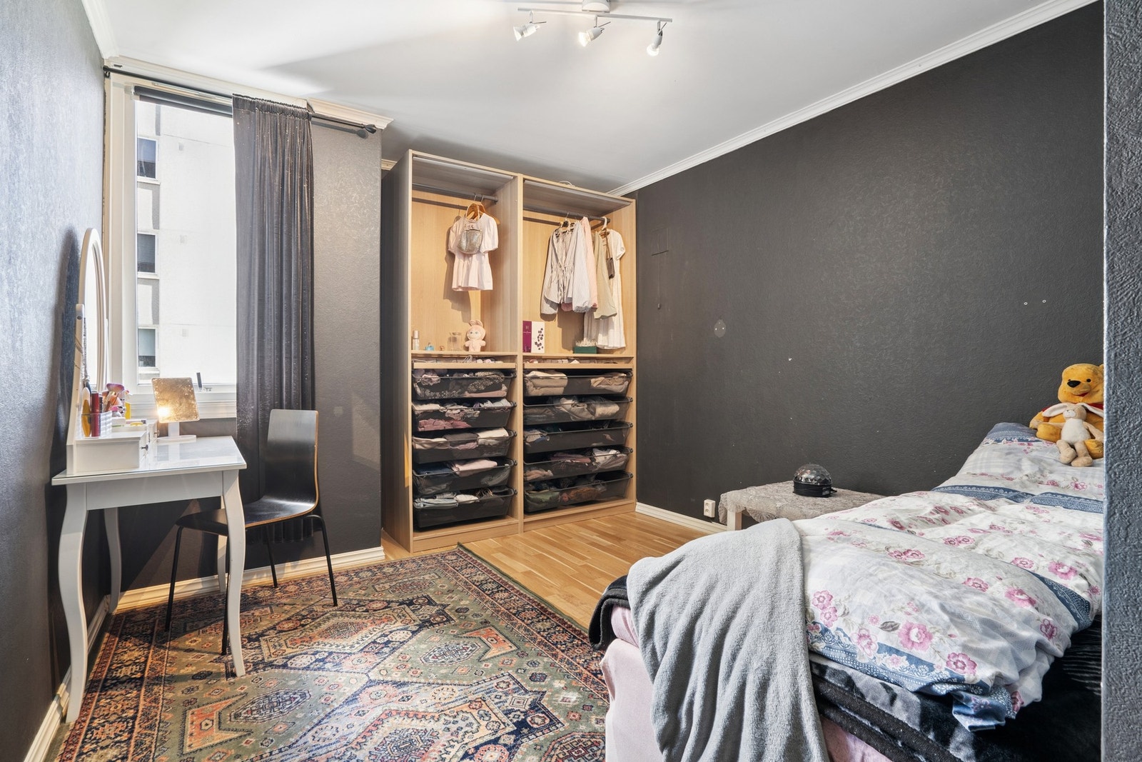 Her er det satt inn PAX garderobeskap, det er plass til dobbeltseng og skrivebord. Galleribilde