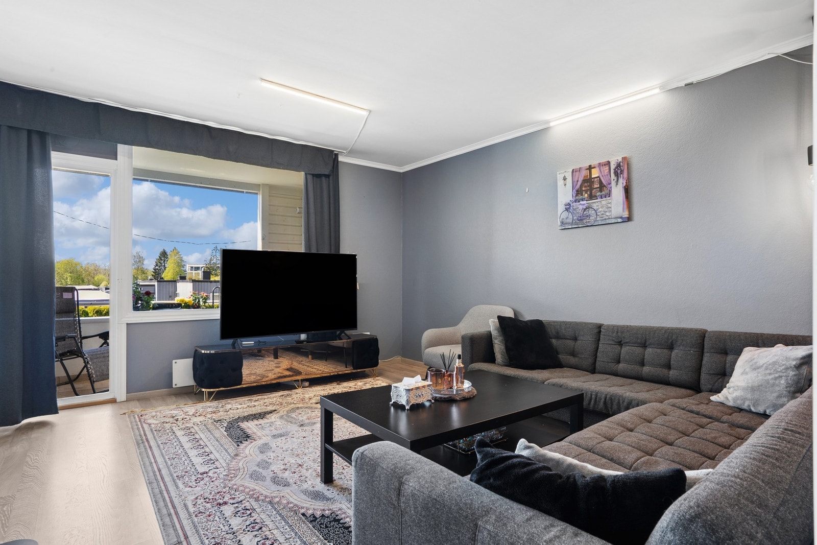 Stuen er romslig og har god plass til sofagruppe samt sittegruppe. Galleribilde