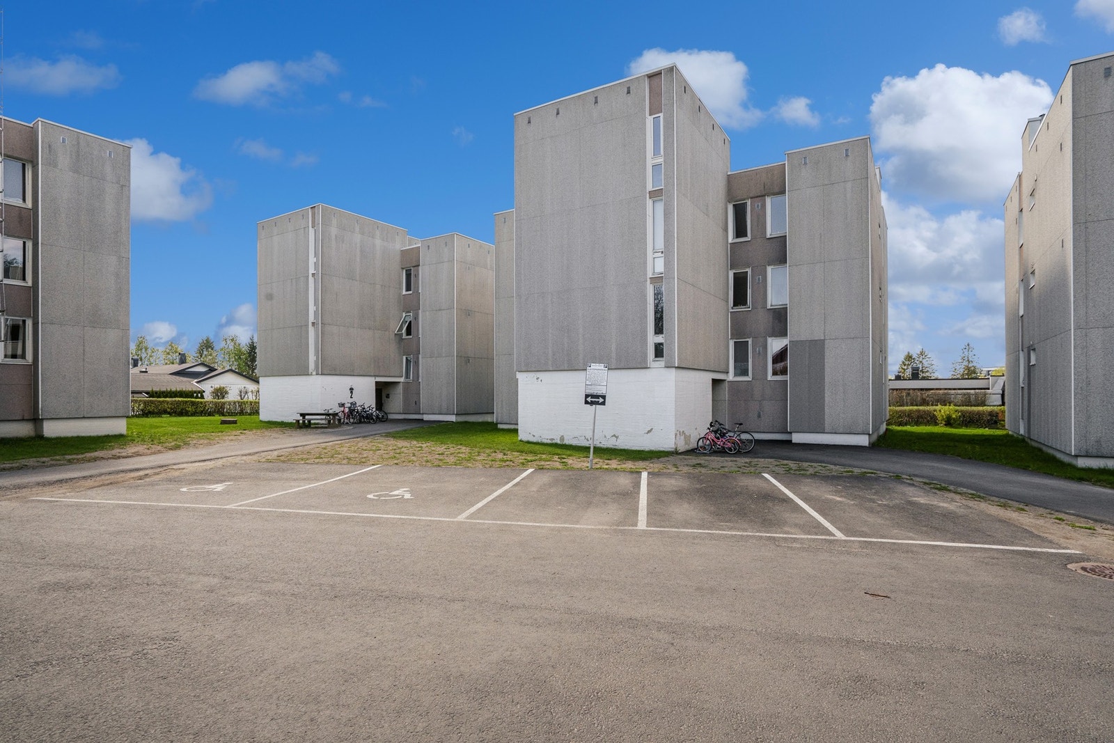 Fasade og gjesteparkering. Galleribilde