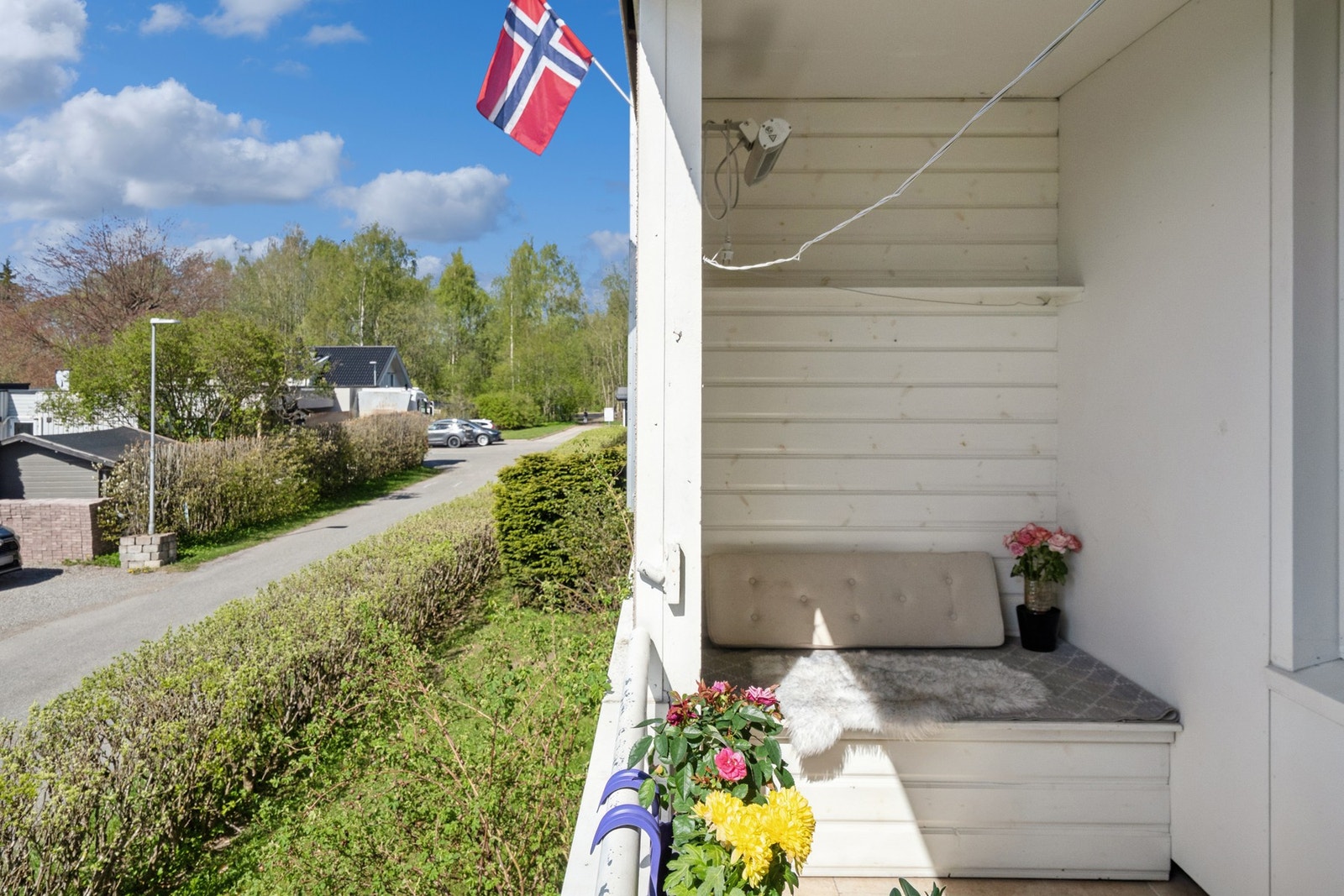 Herlig vestvendt balkong med innebygd sitteplass og varmelampe. Galleribilde