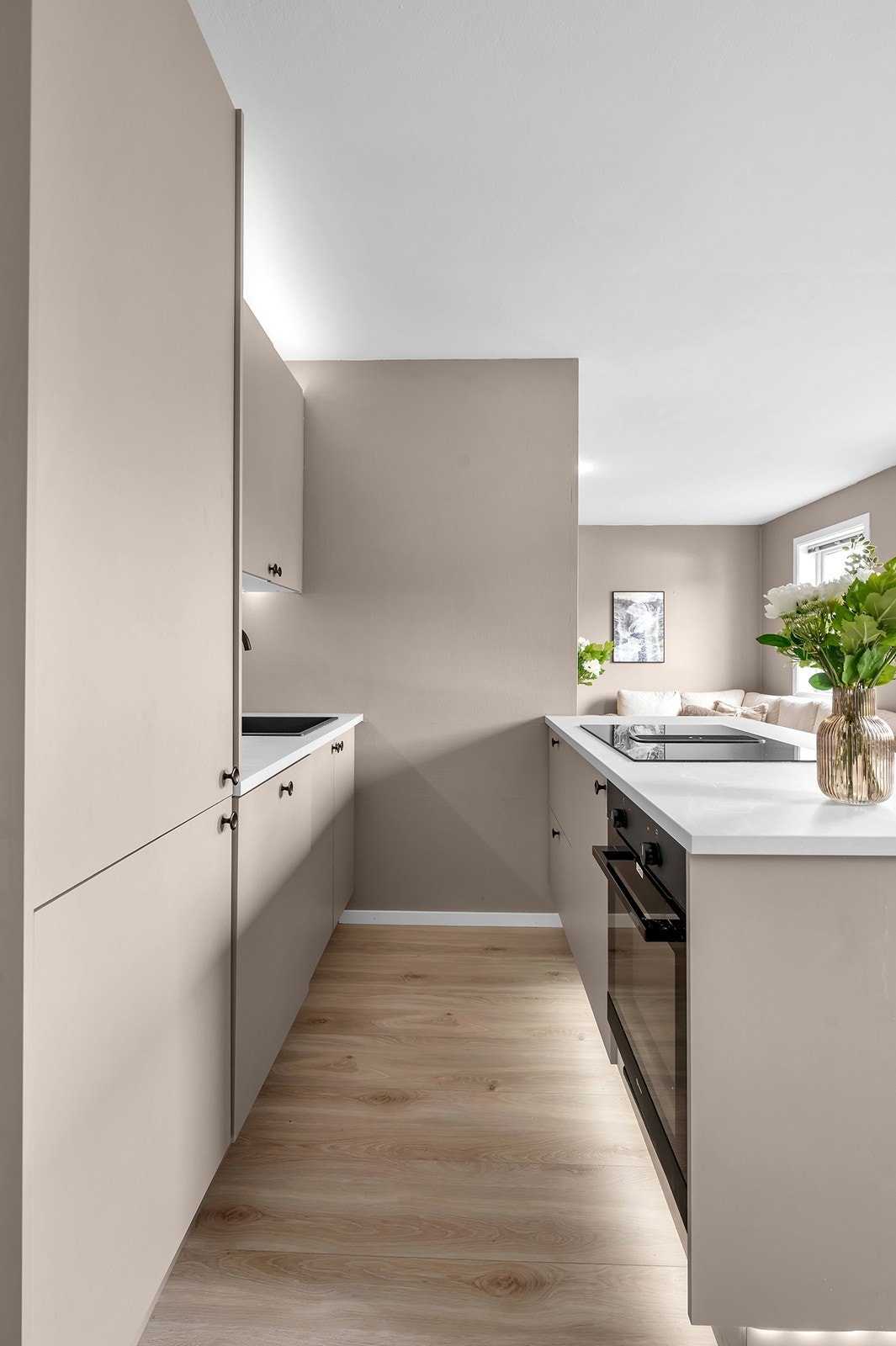 Leiligheten er styret av Ikea Smarthome med lysene, lekkert. Galleribilde