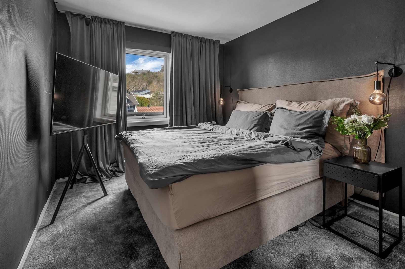 Godt soverom med plass til dobbeltseng, nattbord og garderobeskap. Galleribilde