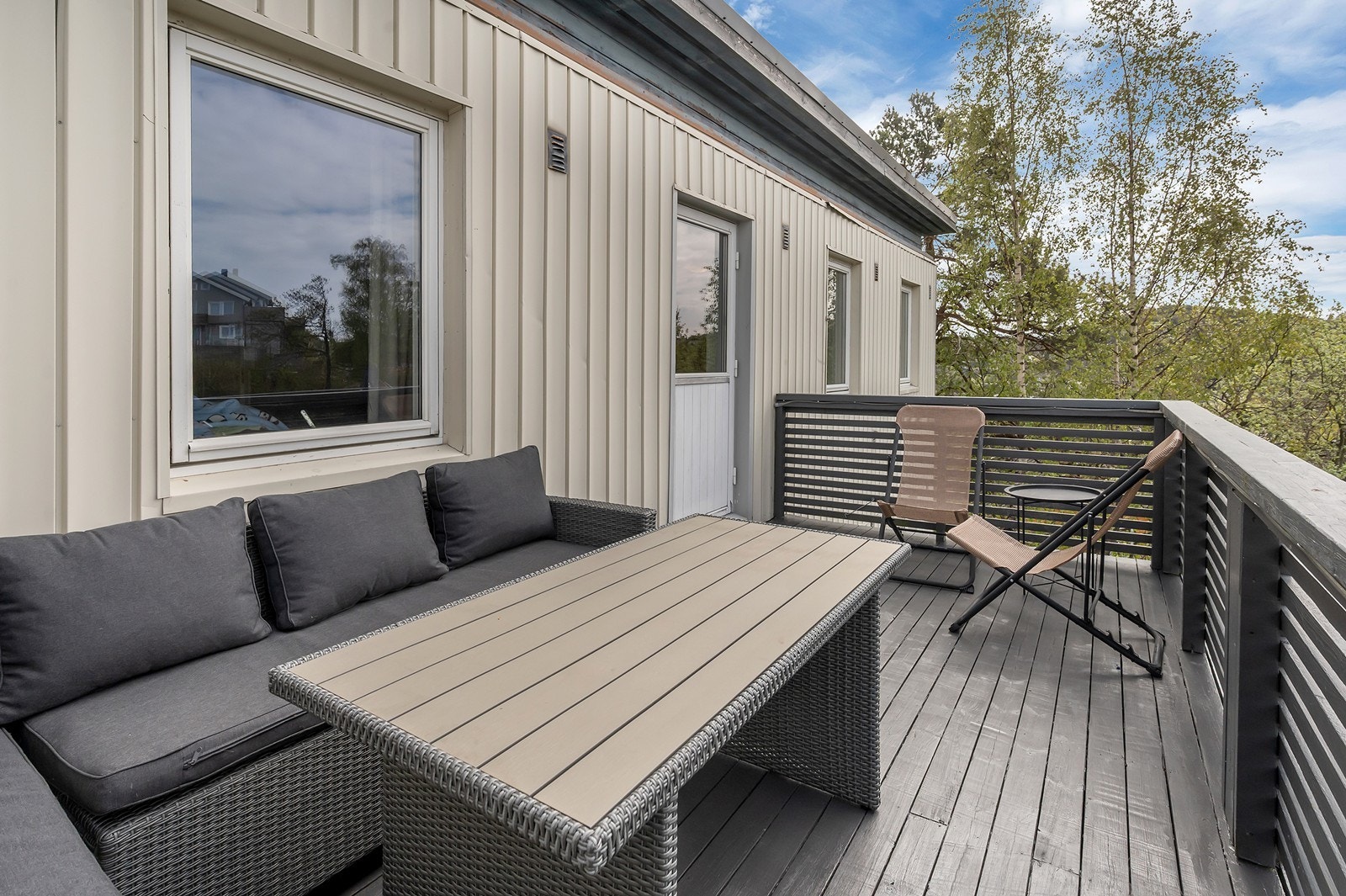 Leiligheten har direkte adgang til balkong fra stue/kjøkkenet. Galleribilde