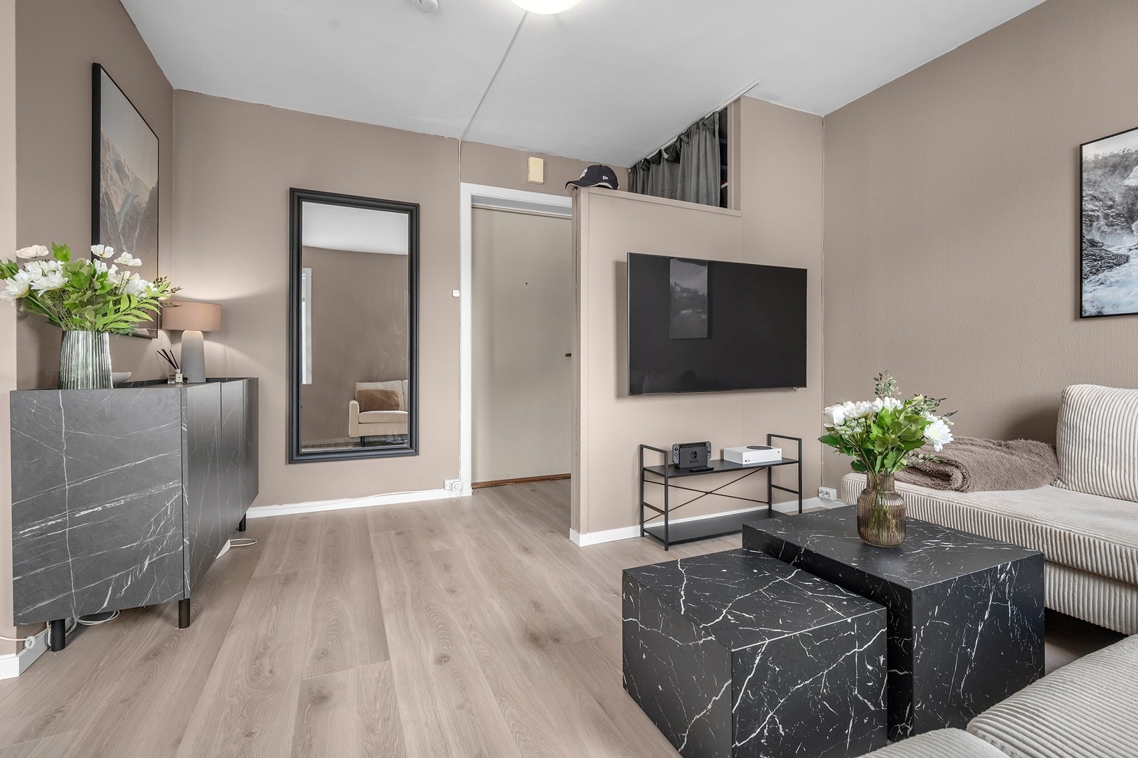 Det følger med parkeringsplass rett utenfor bygget. Galleribilde