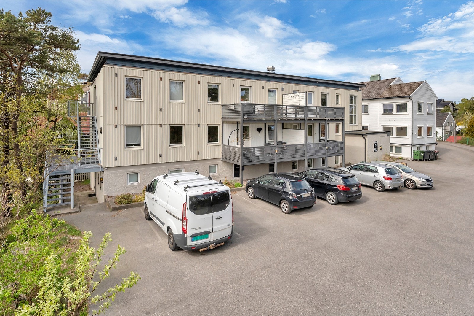 Beboerne har tilgang på 1 parkeringsplass hver, i tillegg til 4 gjesteparkeringsplasser. Ihht selger er det mulig å montere EL-lader på angitt plass. Galleribilde