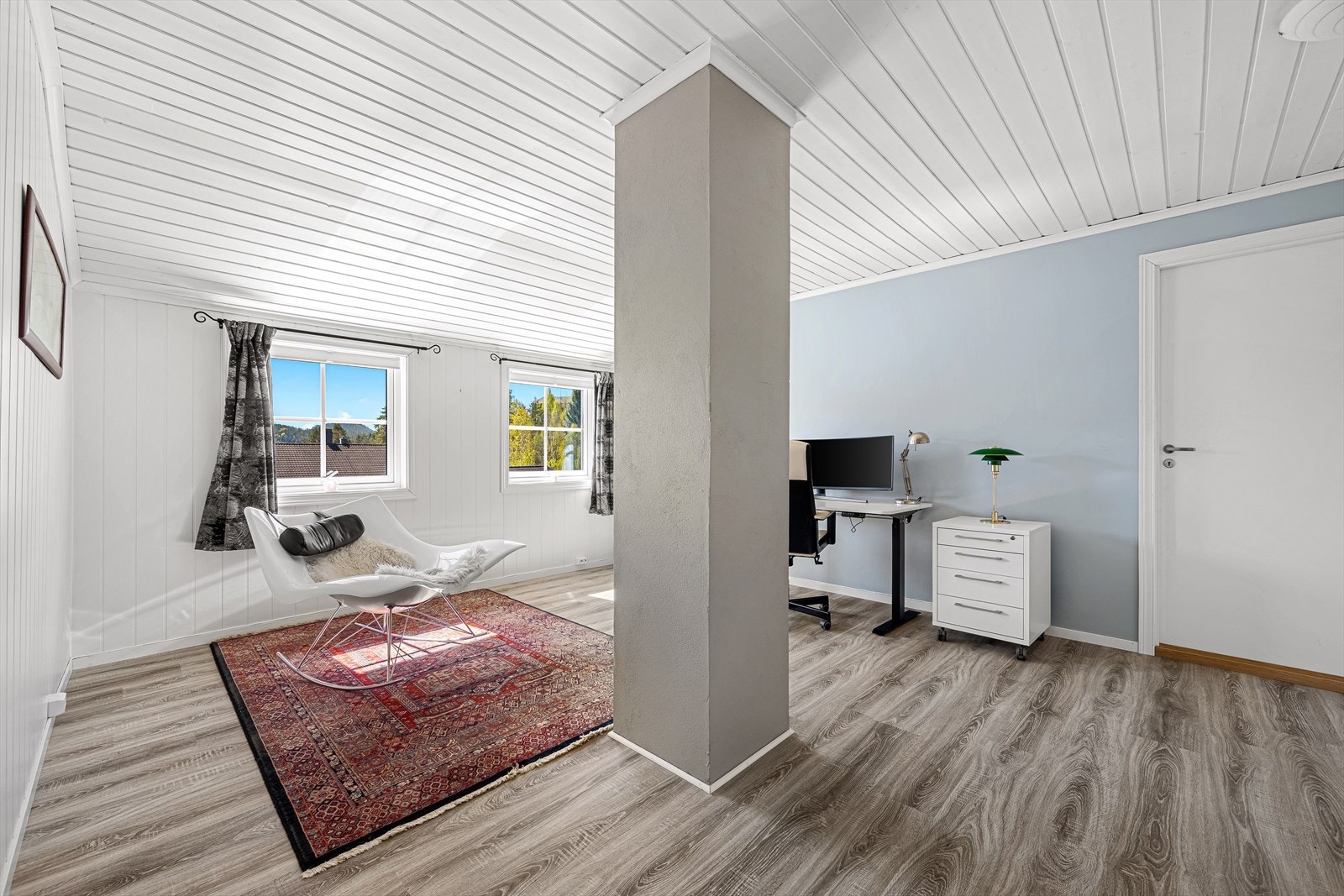 I 2. etasje er det loftstue, 2 soverom, bad og bod/kott. Galleribilde