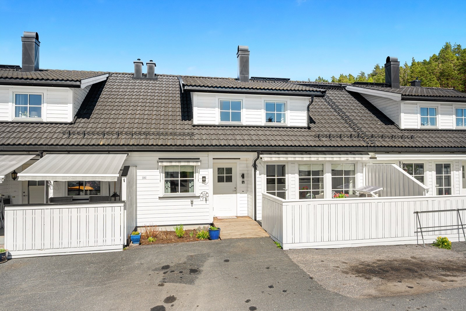 Romslig, vertikaldelt leilighet over 2 plan med garasje. Leiligheten inneholder blant annet hele 4 soverom, 2 bad og 2 stuer. Galleribilde