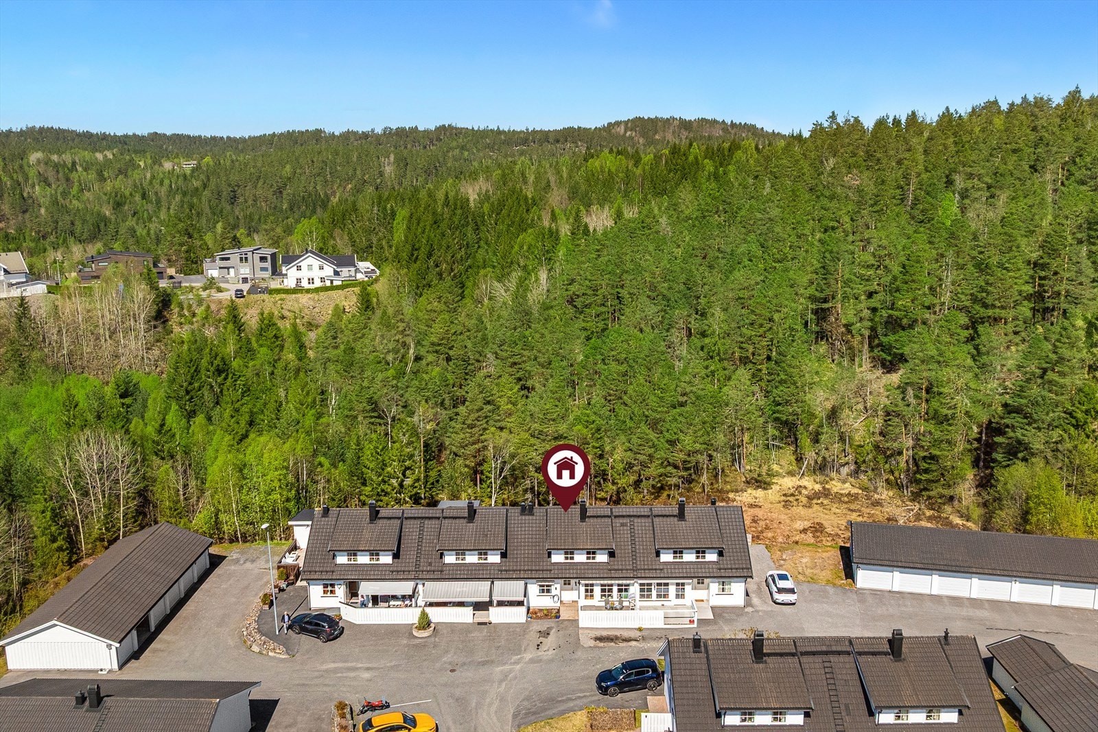 Leiligheten ligger innerst i Skauenveien i et svært skjermet og rolig område, med kort vei til det aller meste. Galleribilde