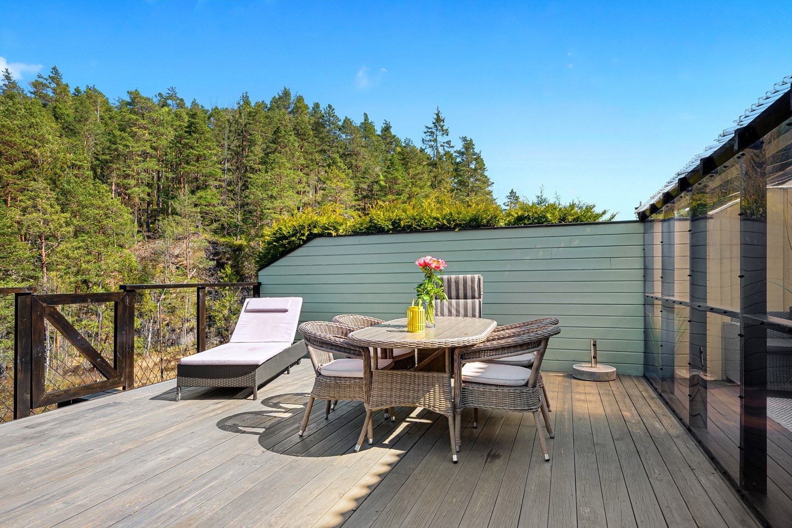 Enheten disponerer en stor, nordvendt terrasse med utgang fra stue/kjøkken. Galleribilde