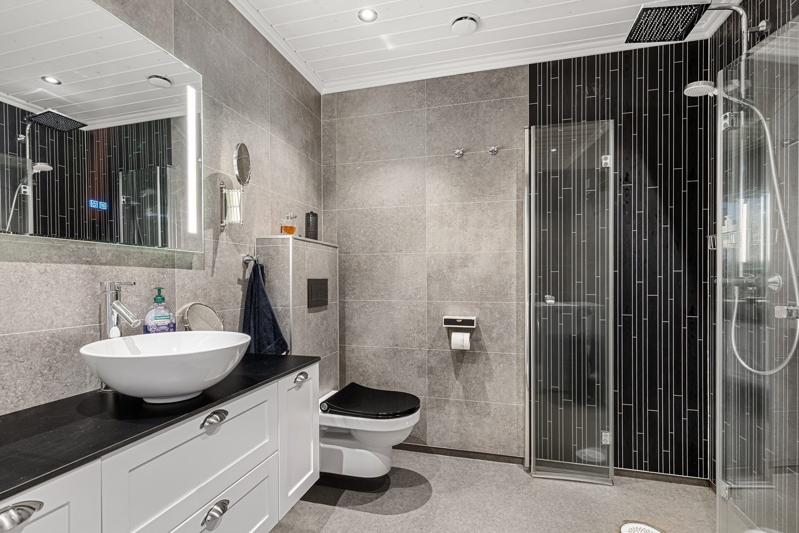 Badet ble pusset opp i 2020, og har belegg på gulv og baderomsplater på vegger. Galleribilde