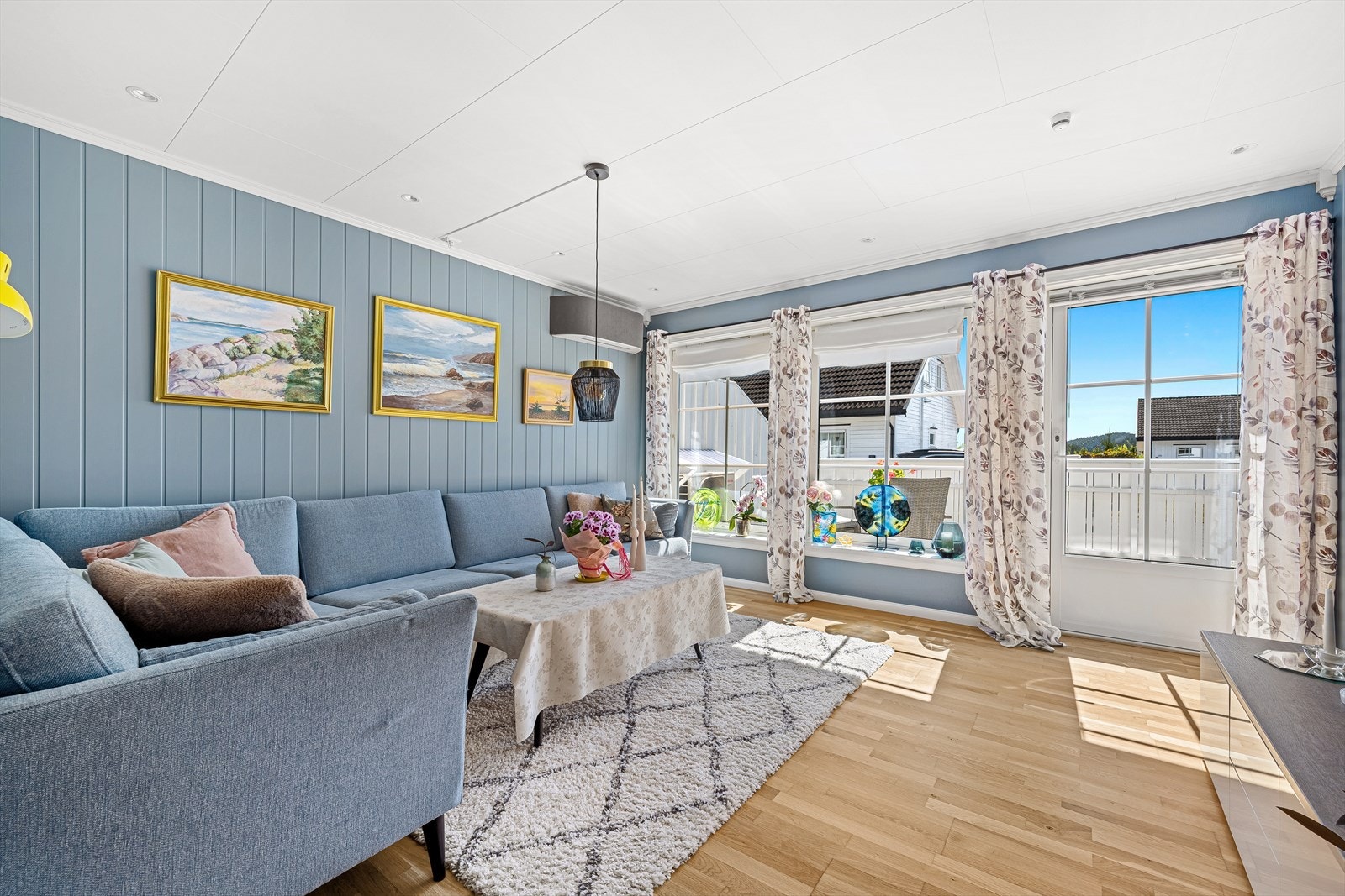 Fra stuen er det utgang til en koselig uteplass med morgen- og formiddagssol. Galleribilde