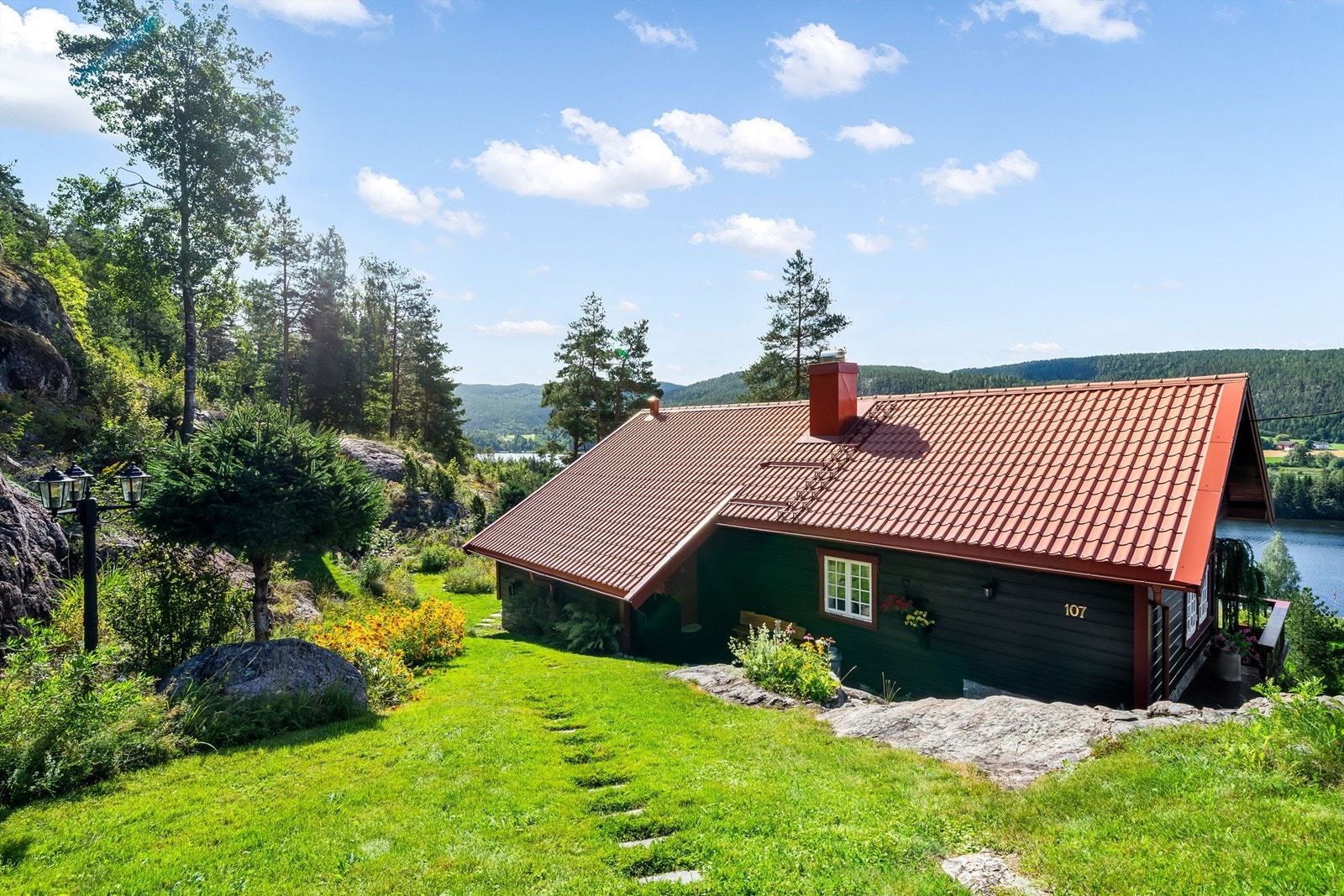 Lekker og usjenert beliggenhet. Utsikt utover Telemarkskanalen.
Foto: Bolio AS Galleribilde