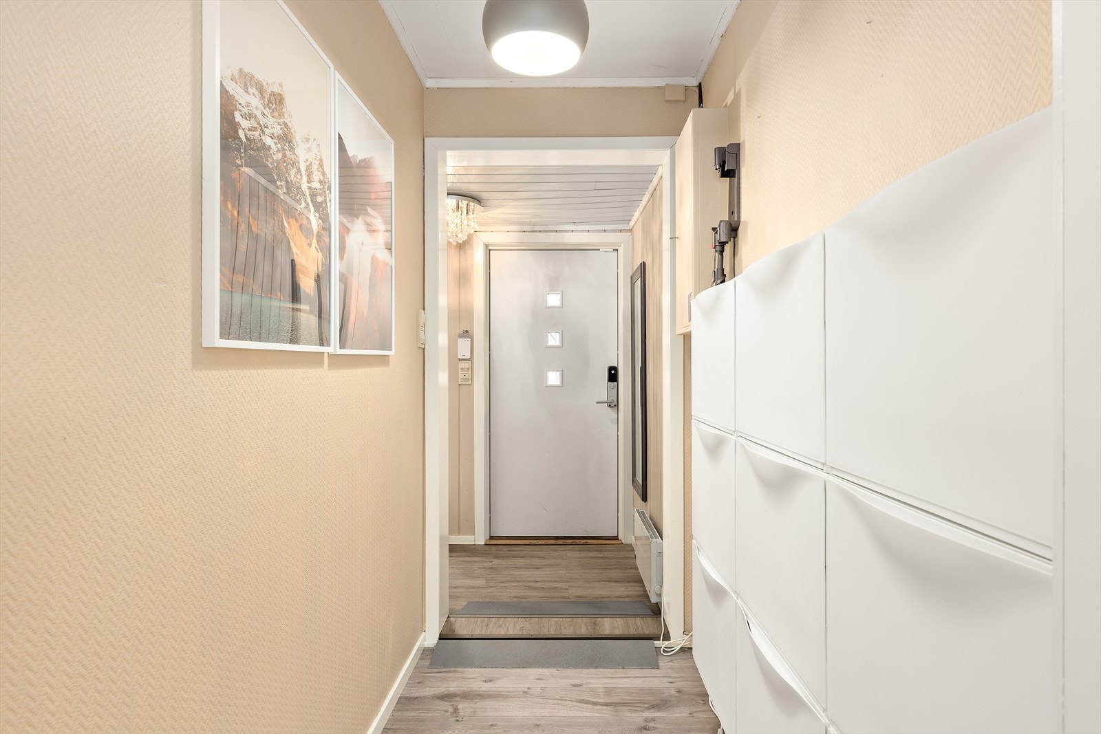 Velkommen inn i hoveddelens yttergang. Det er et innhukk til venstre i bildet hvor det er en montert garderobeløsning. Galleribilde