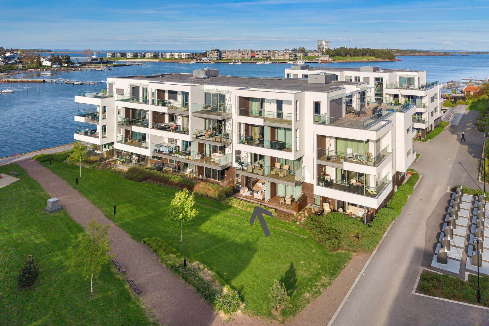 Denne flotte leiligheten kombinerer moderne komfort med en sjelden nærhet til sjøen og de maritime omgivelsene som Husøy Havn er kjent for. Galleribilde