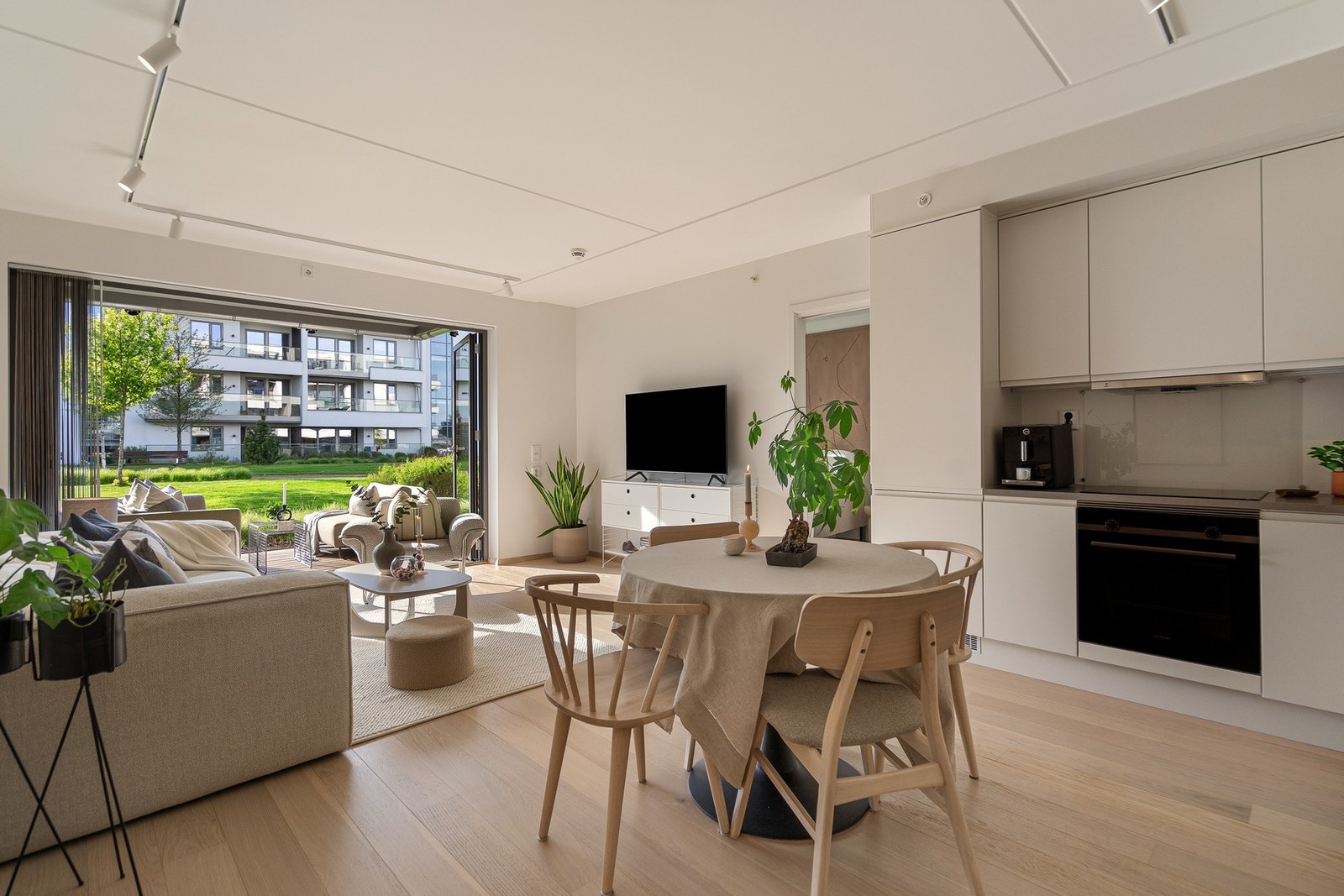 Stuen har god plass til både sofagruppe og spisebord, og egner seg godt til både avslapning og sosiale sammenkomster. Galleribilde