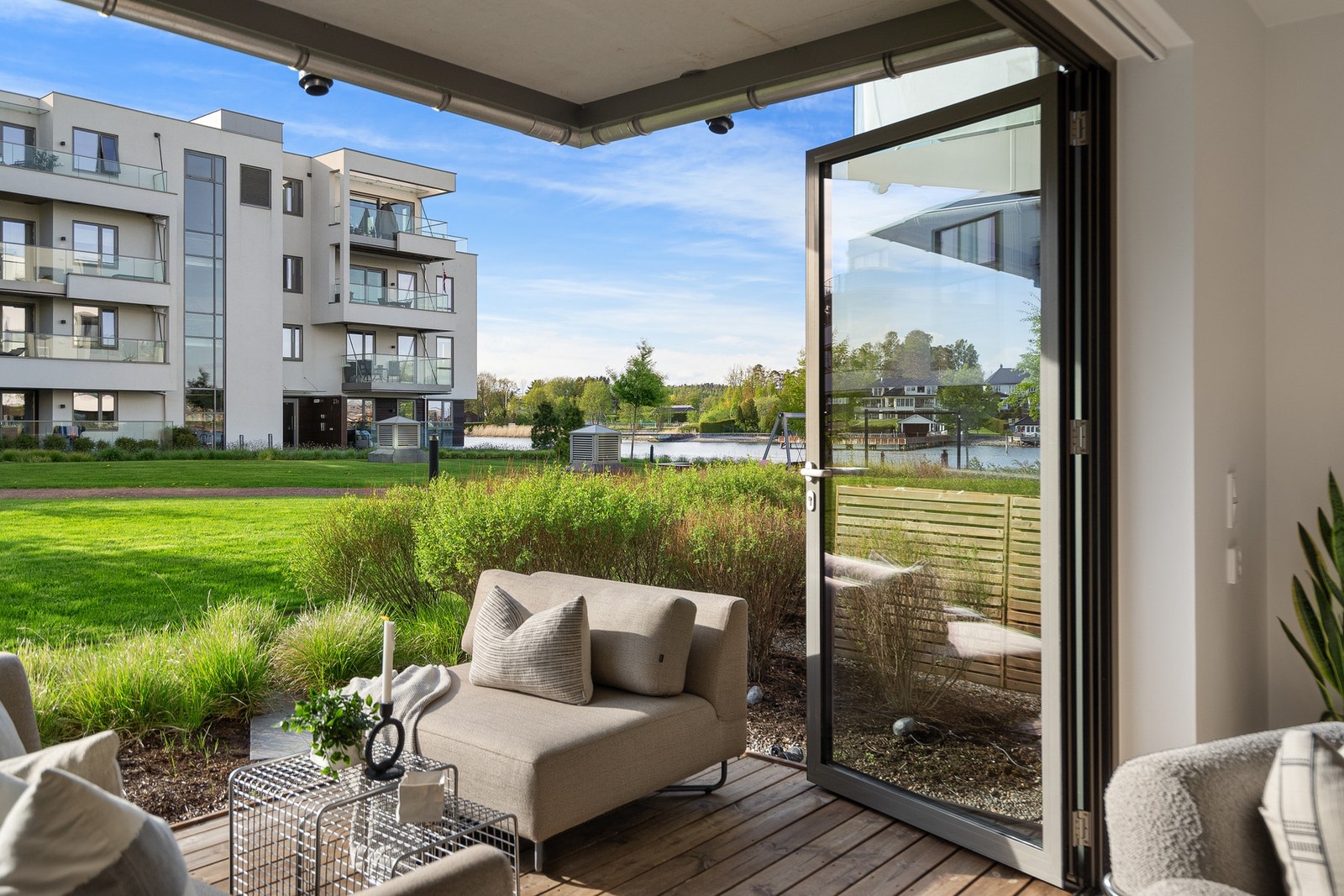 Her kan man nyte solen store deler av ettermiddagen og kvelden. Balkongen oppleves som en fin forlengelse av oppholdsrommet og er et hyggelig sted å tilbringe varme dager og kvelder. Galleribilde