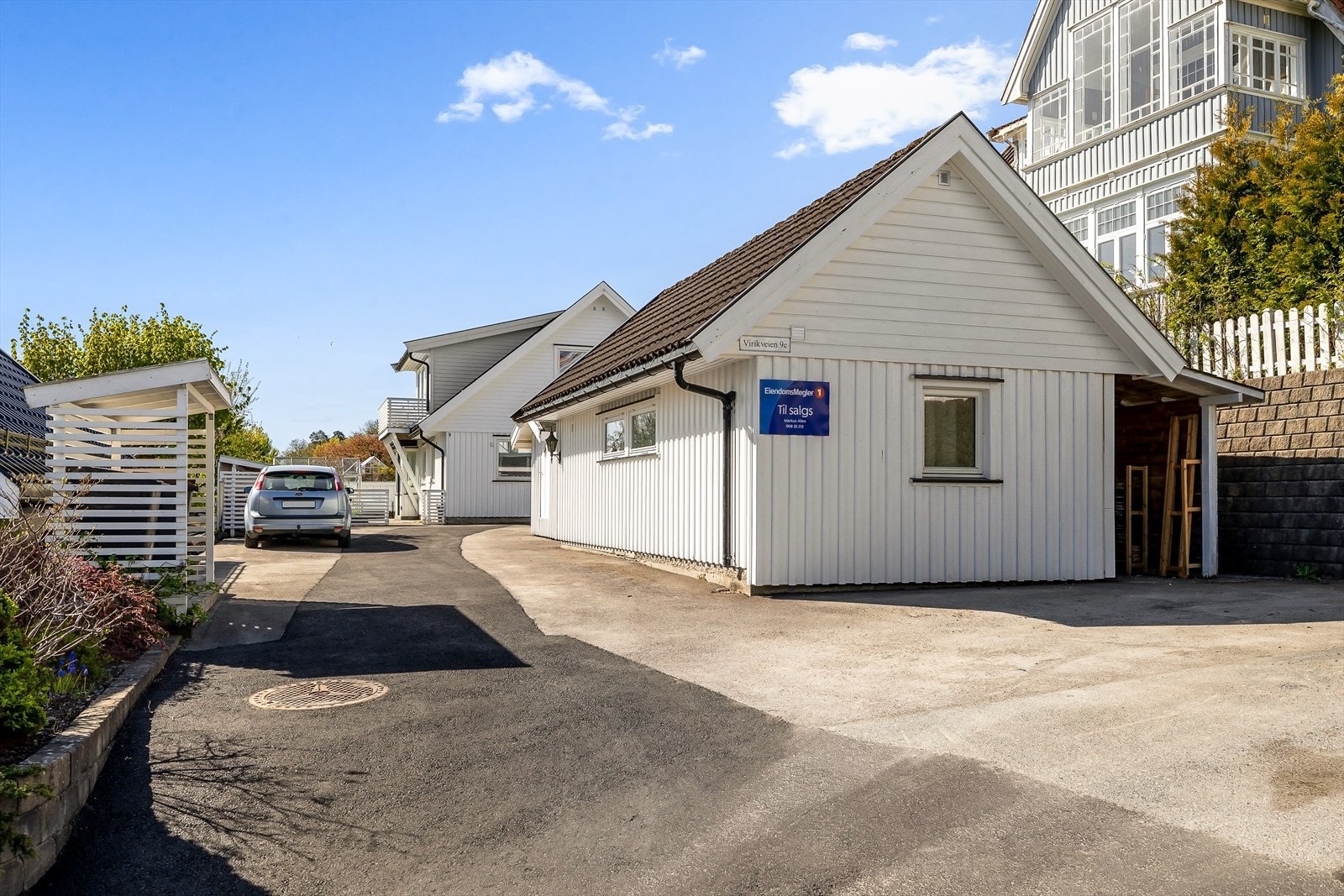 Eiendommen har en romslig gårdsplass med gode parkeringsmuligheter flere steder, noe som gir enkel adkomst og fleksibel parkering for både beboere og gjester. Galleribilde