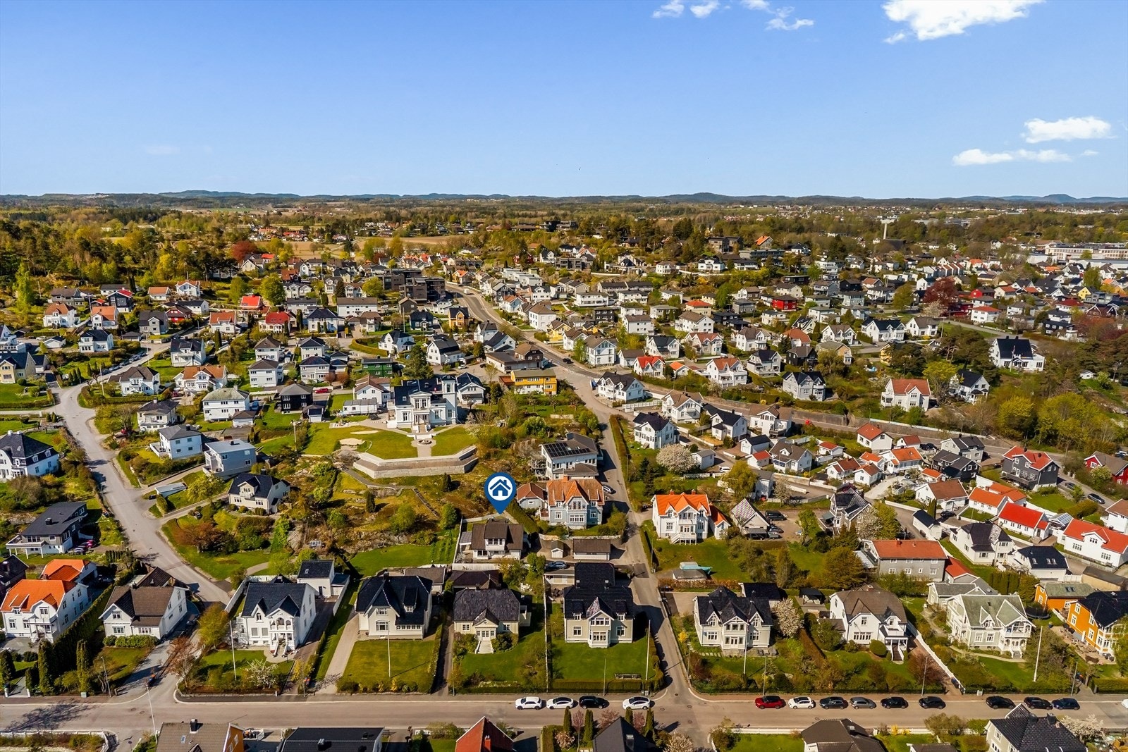 Eiendommen ligger på Virik i Sandefjord, et meget attraktivt og etterspurt boligområde med nærhet til sentrum, servicetilbud og fine rekreasjonsmuligheter. Galleribilde