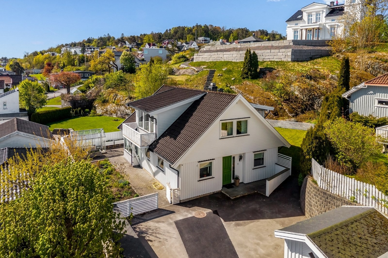 Idyllisk og skjermet beliggenhet ved Brydeslottets fot - kort vei til Hjertnesskogen og flotte turområder. Galleribilde